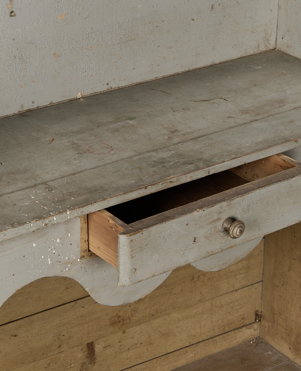 Olive Ateliers - Scalloped Shelving