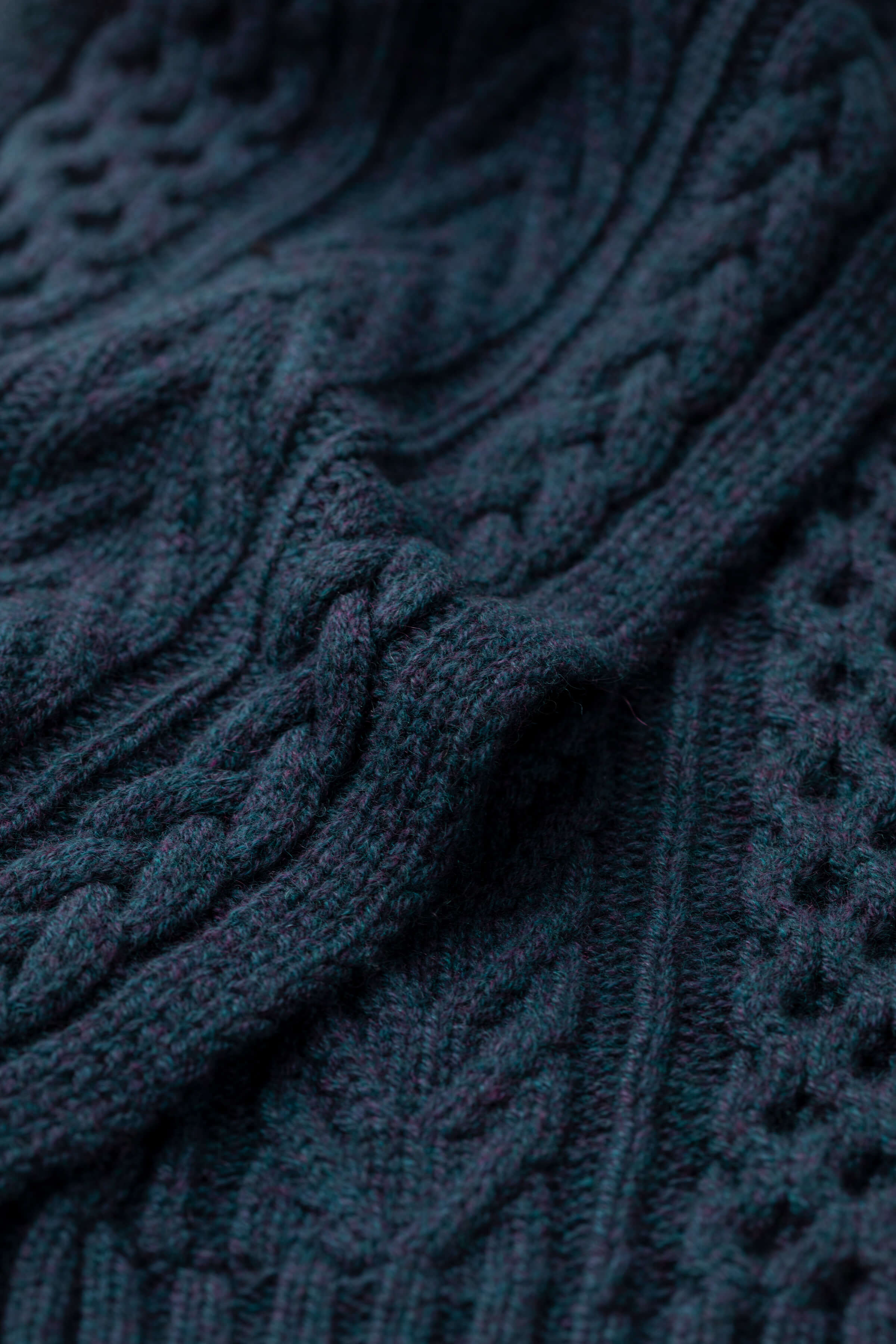Johnstons of Elgin - Aran Cable Navy Cashmere Scarf