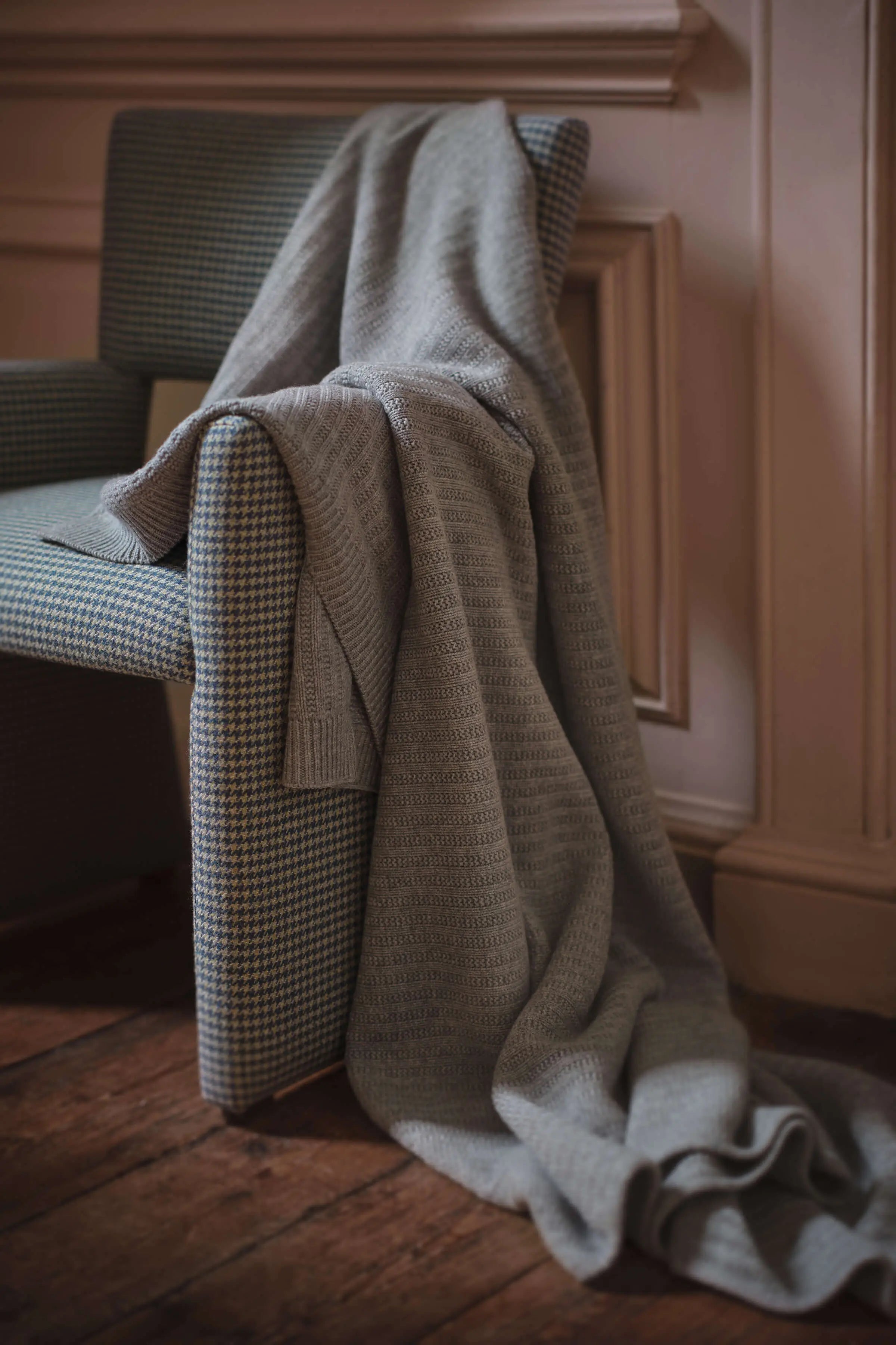 Johnstons of Elgin - Texture Knitted Light Grey Cashmere Throw