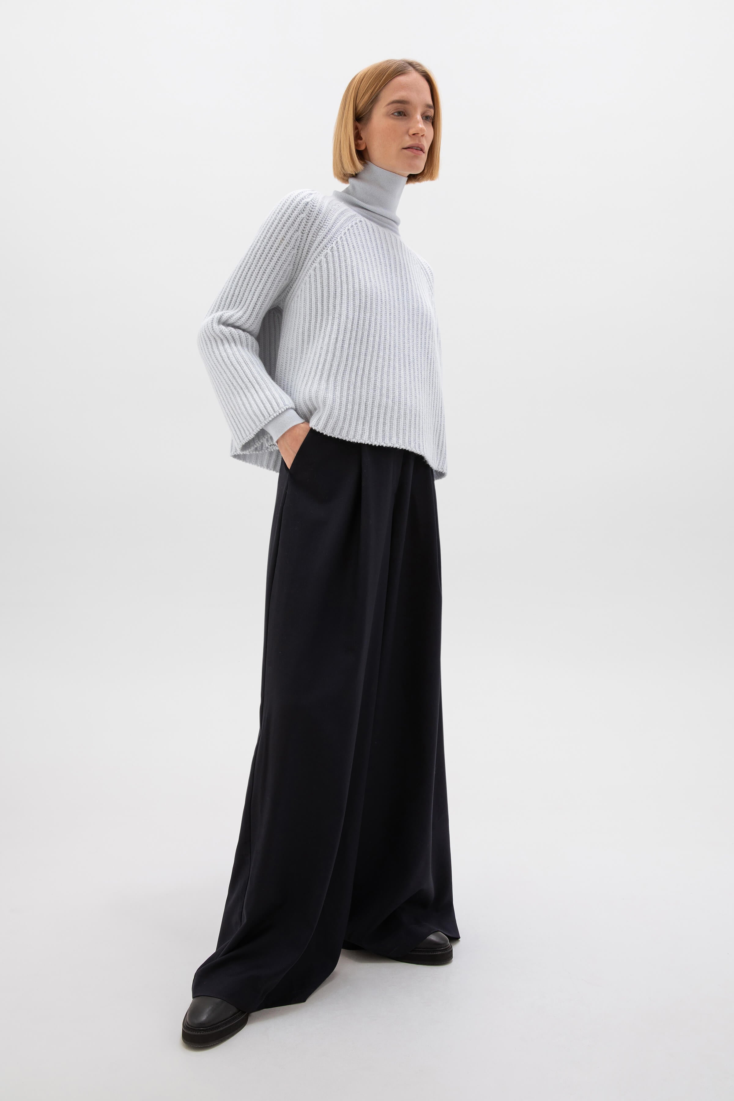 Johnstons of Elgin - Cropped Ribbed Blue Cashmere Jumper