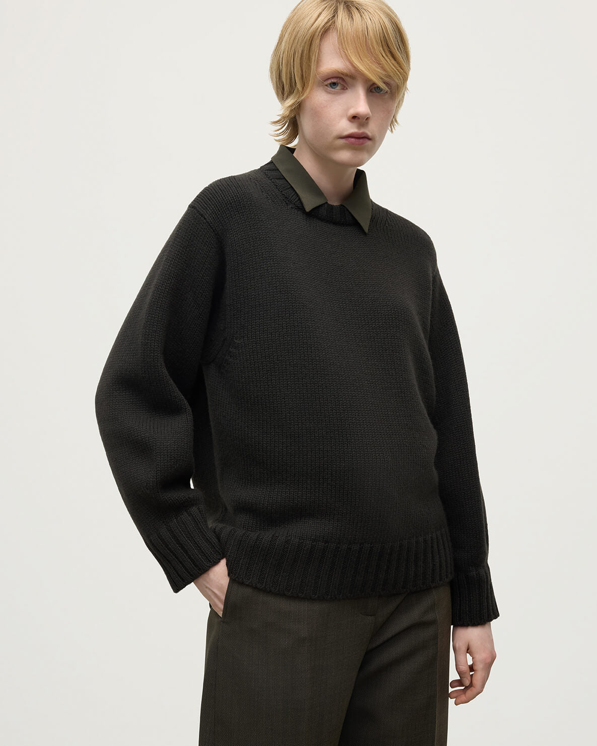 Johnstons of Elgin - Relaxed Dark Grey Cashmere Jumper