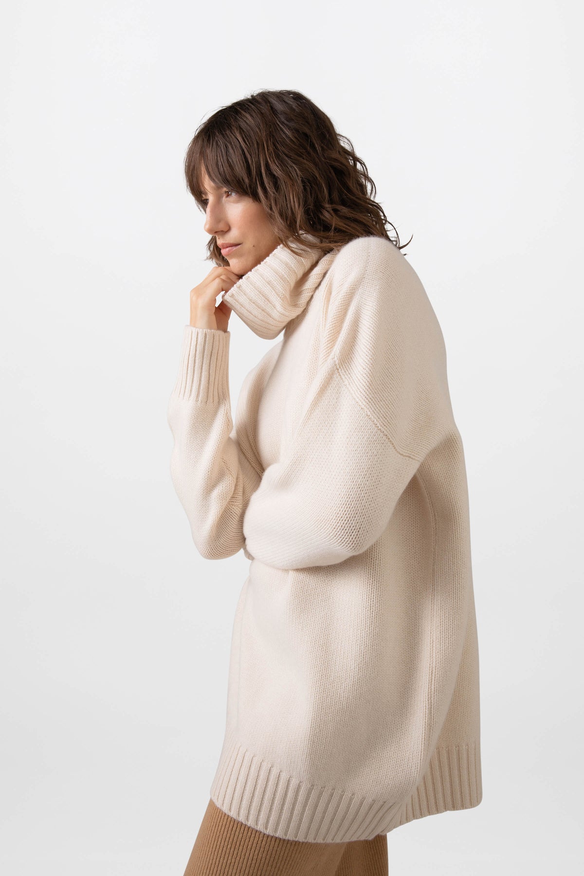 Johnstons of Elgin - Oversized Cashmere Roll Neck Cream Jumper