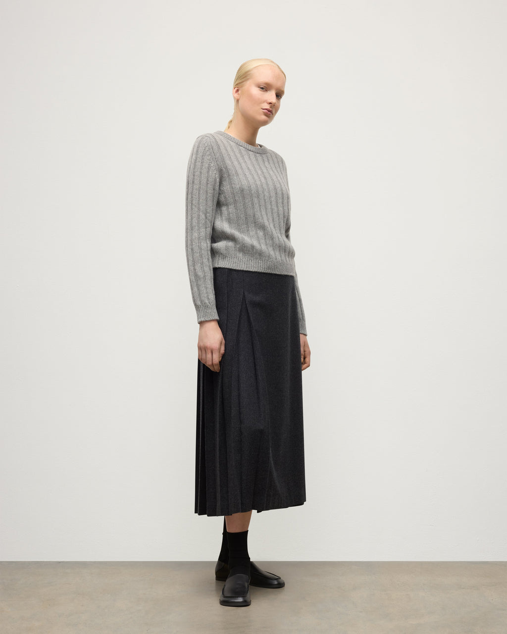 Johnstons of Elgin - Lecht Grey Cashmere Crew Jumper