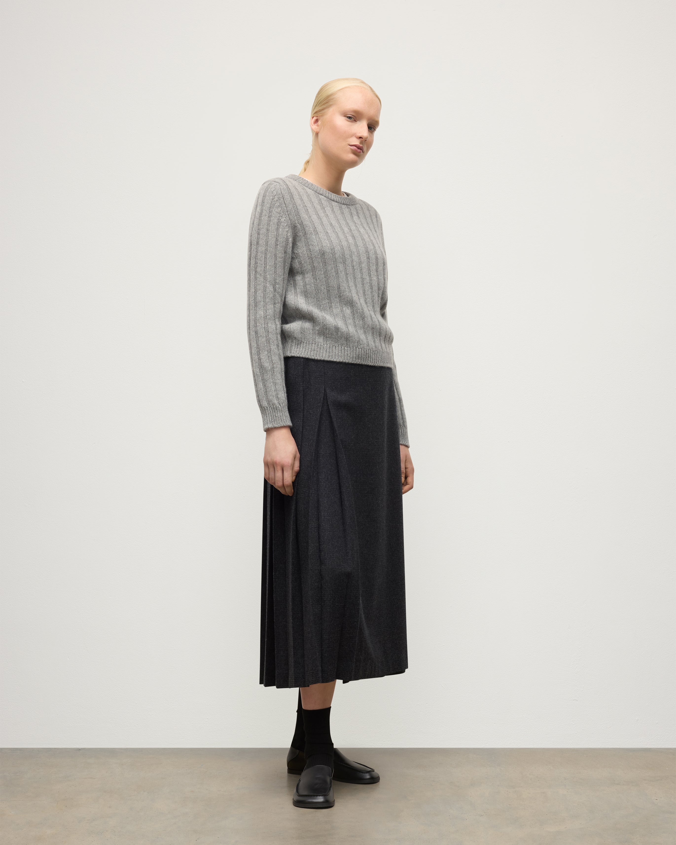 Johnstons of Elgin - Lecht Grey Cashmere Crew Jumper