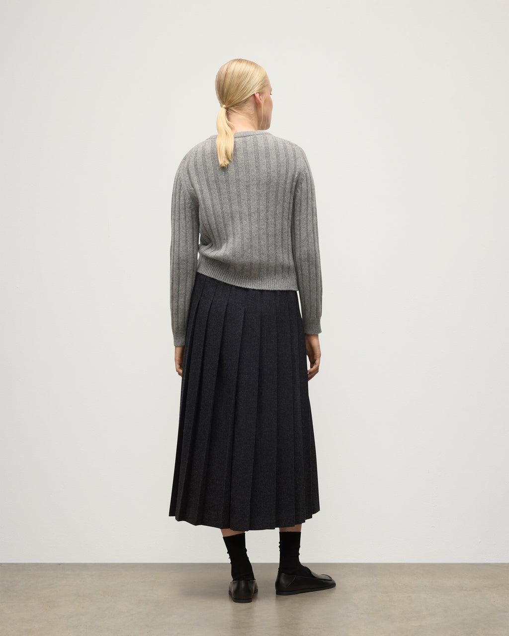 Johnstons of Elgin - Lecht Grey Cashmere Crew Jumper