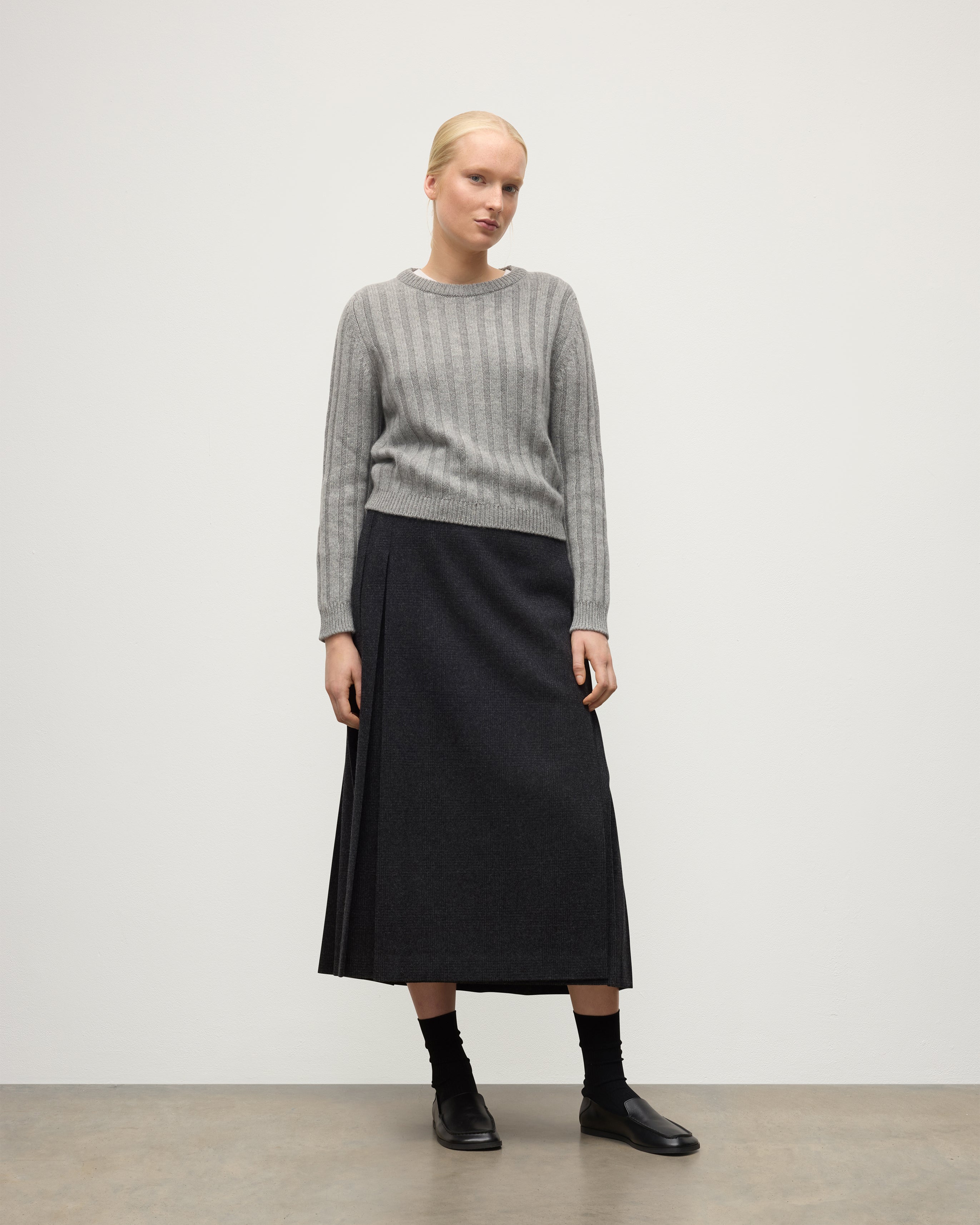 Johnstons of Elgin - Lecht Grey Cashmere Crew Jumper