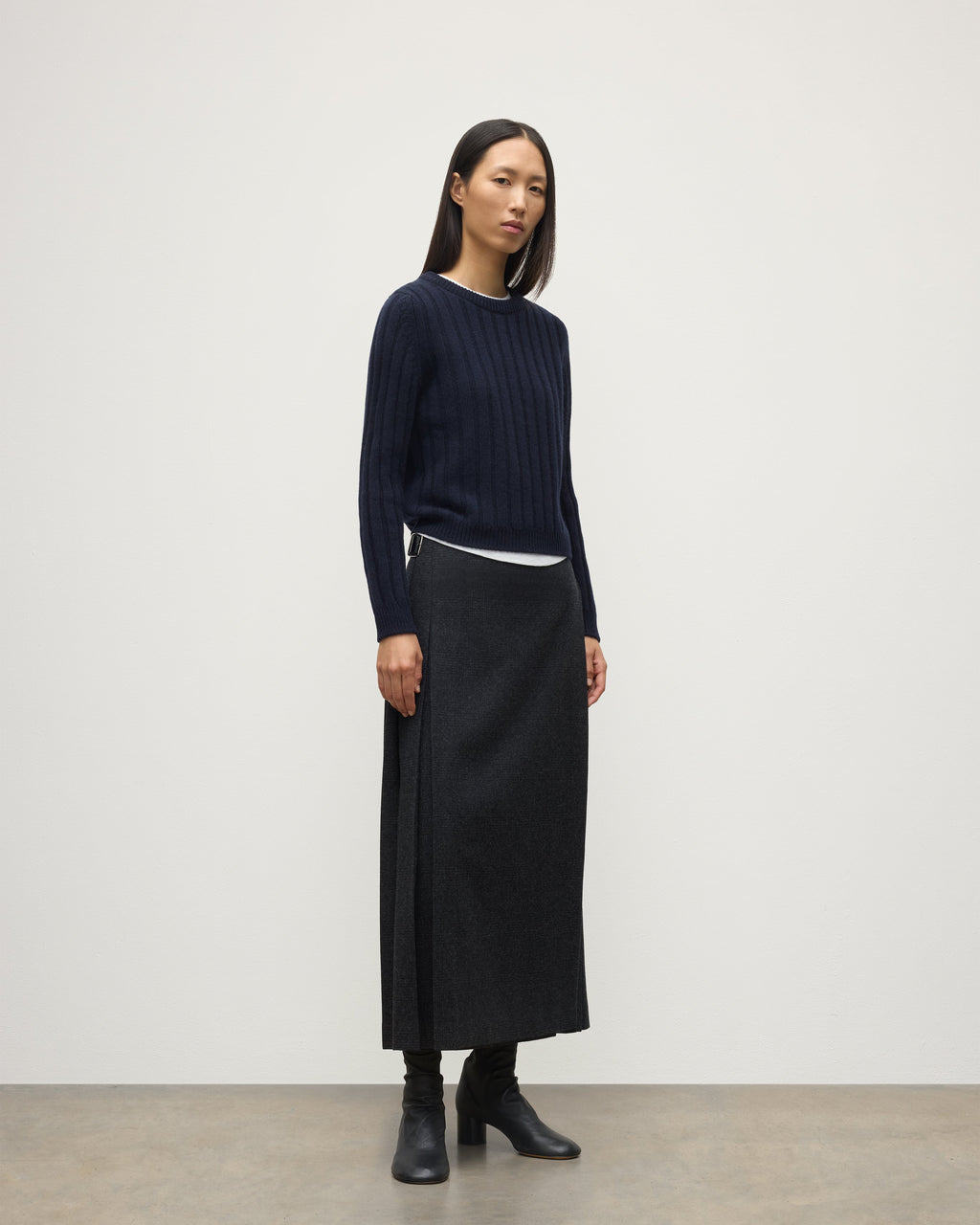 Johnstons of Elgin - Lecht Dark Navy Cashmere Crew Jumper