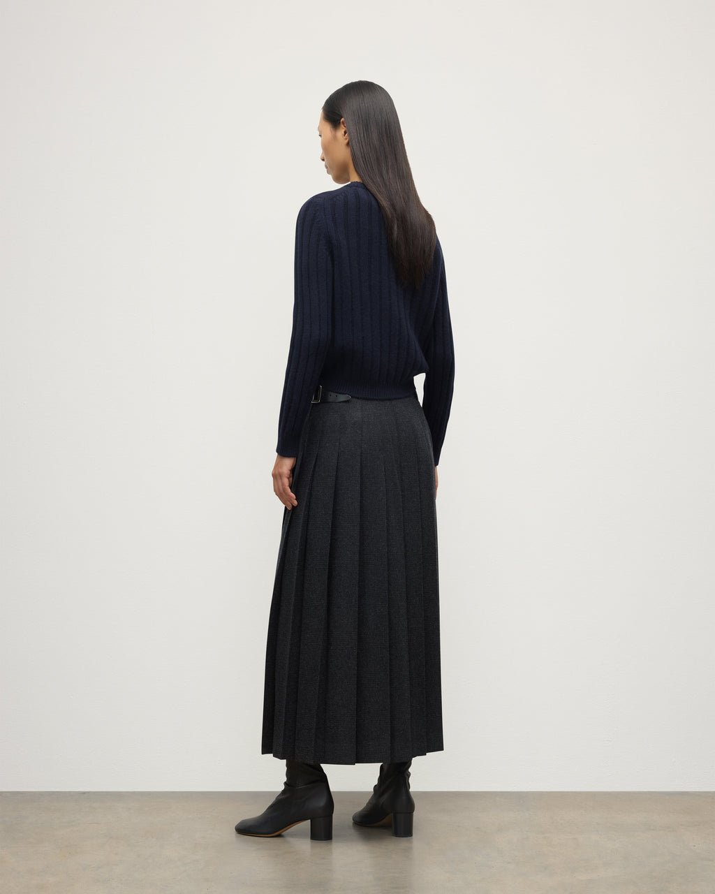 Johnstons of Elgin - Lecht Dark Navy Cashmere Crew Jumper