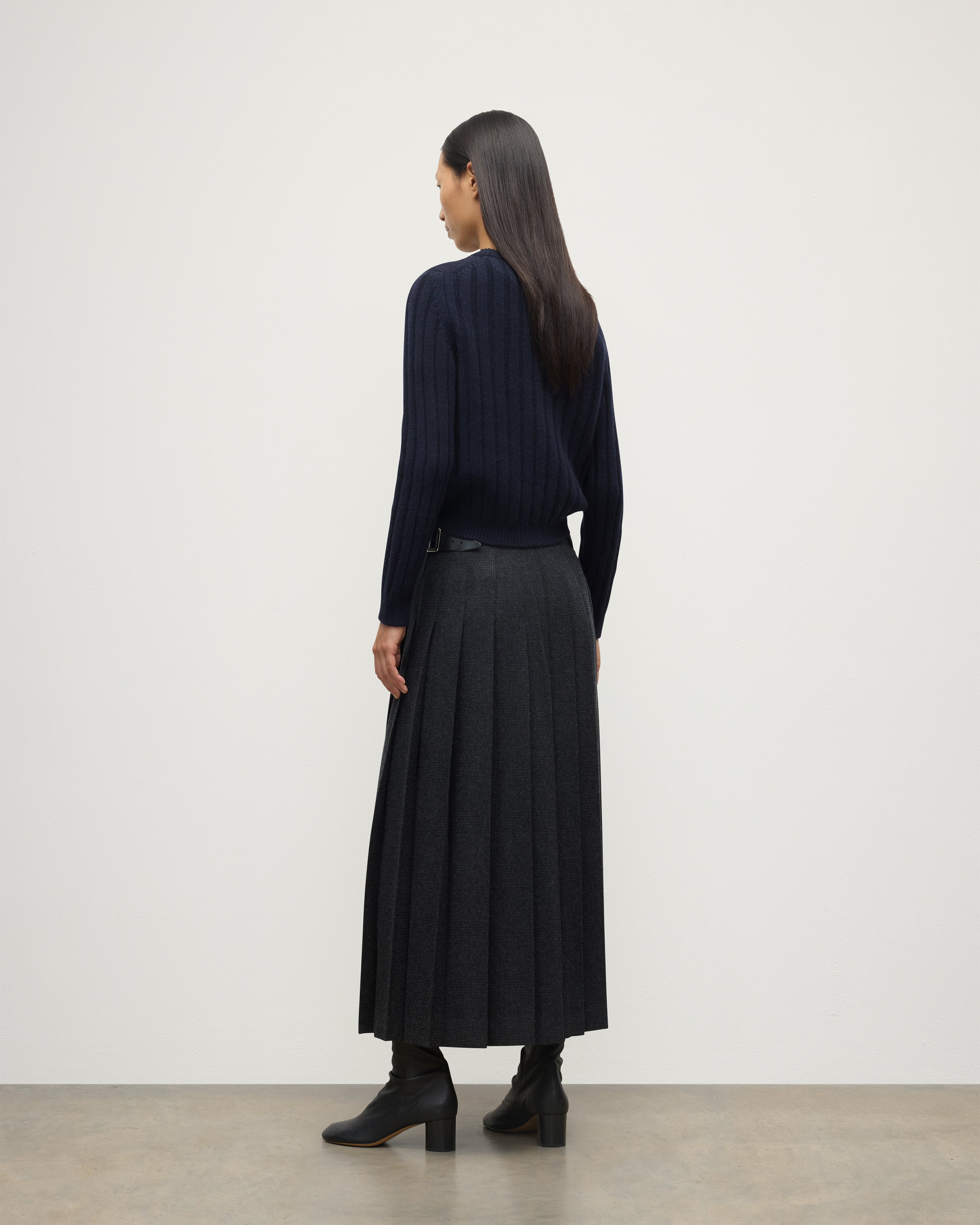 Johnstons of Elgin - Lecht Dark Navy Cashmere Crew Jumper