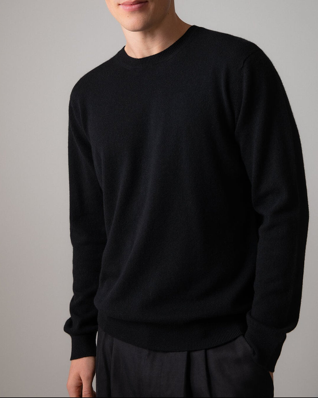 Johnstons of Elgin - Black Cashmere Round Neck Jumper