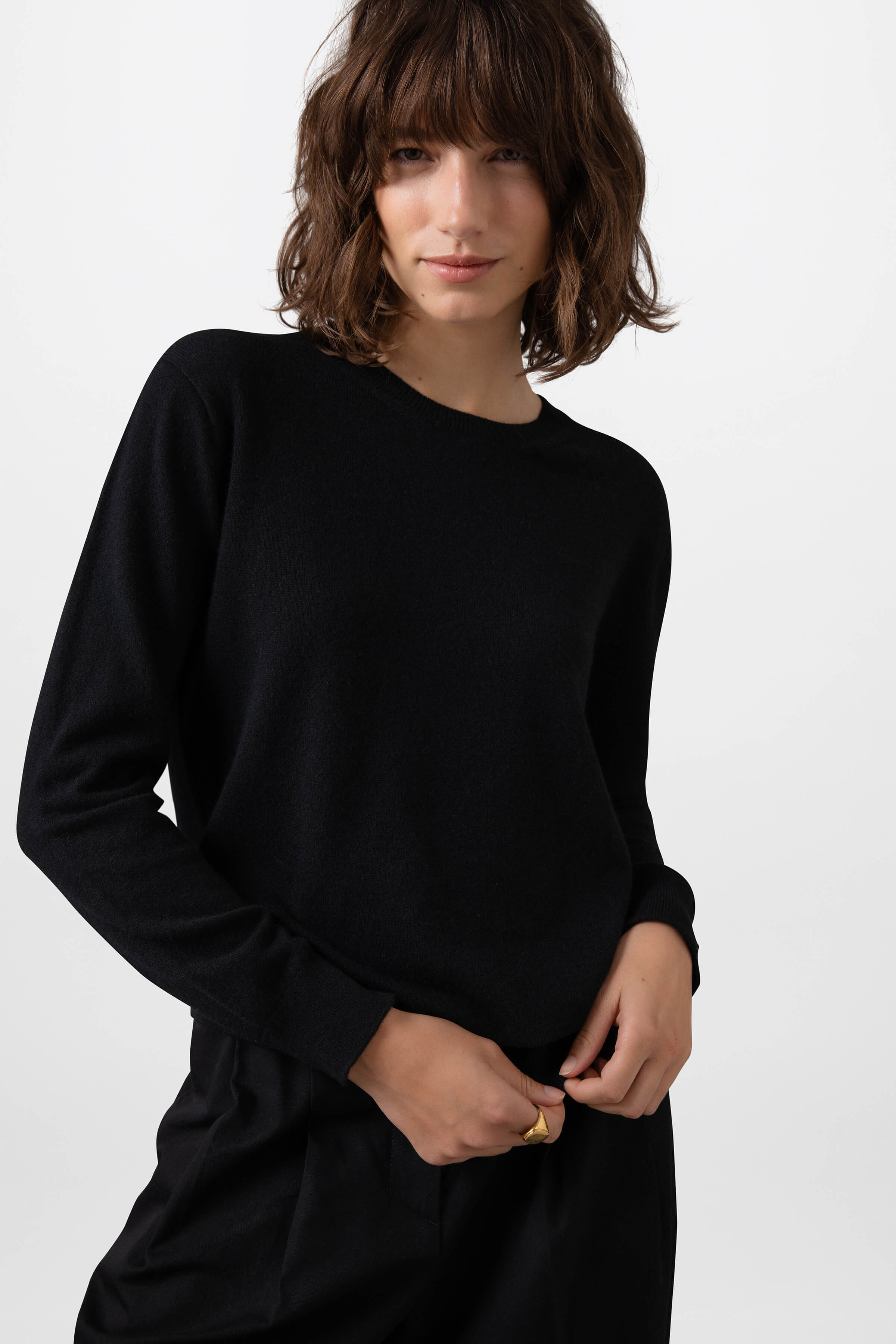 Johnstons of Elgin - Classic Crew Neck Black Cashmere Jumper