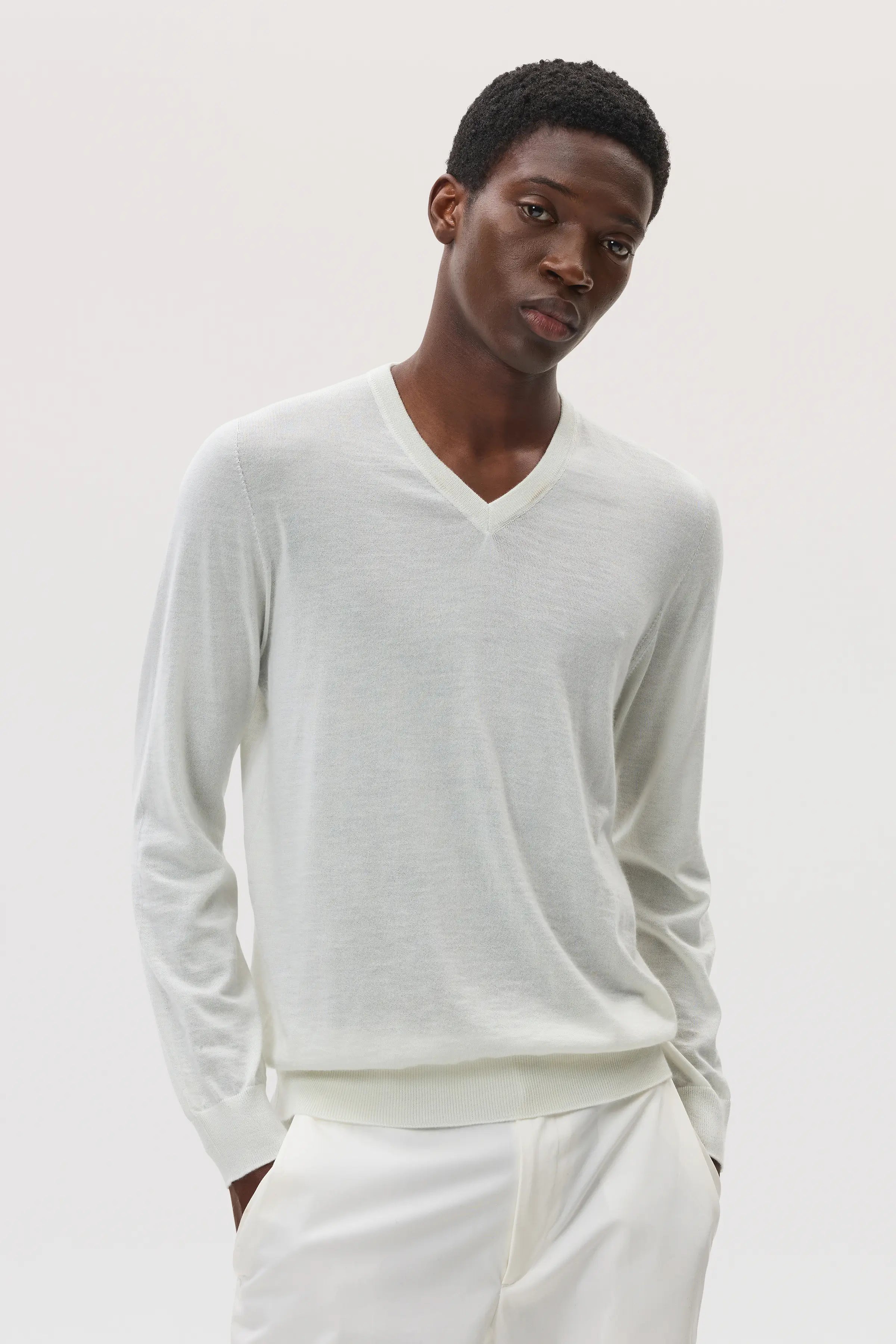 Johnstons of Elgin - Superfine Cashmere V Neck White Jumper
