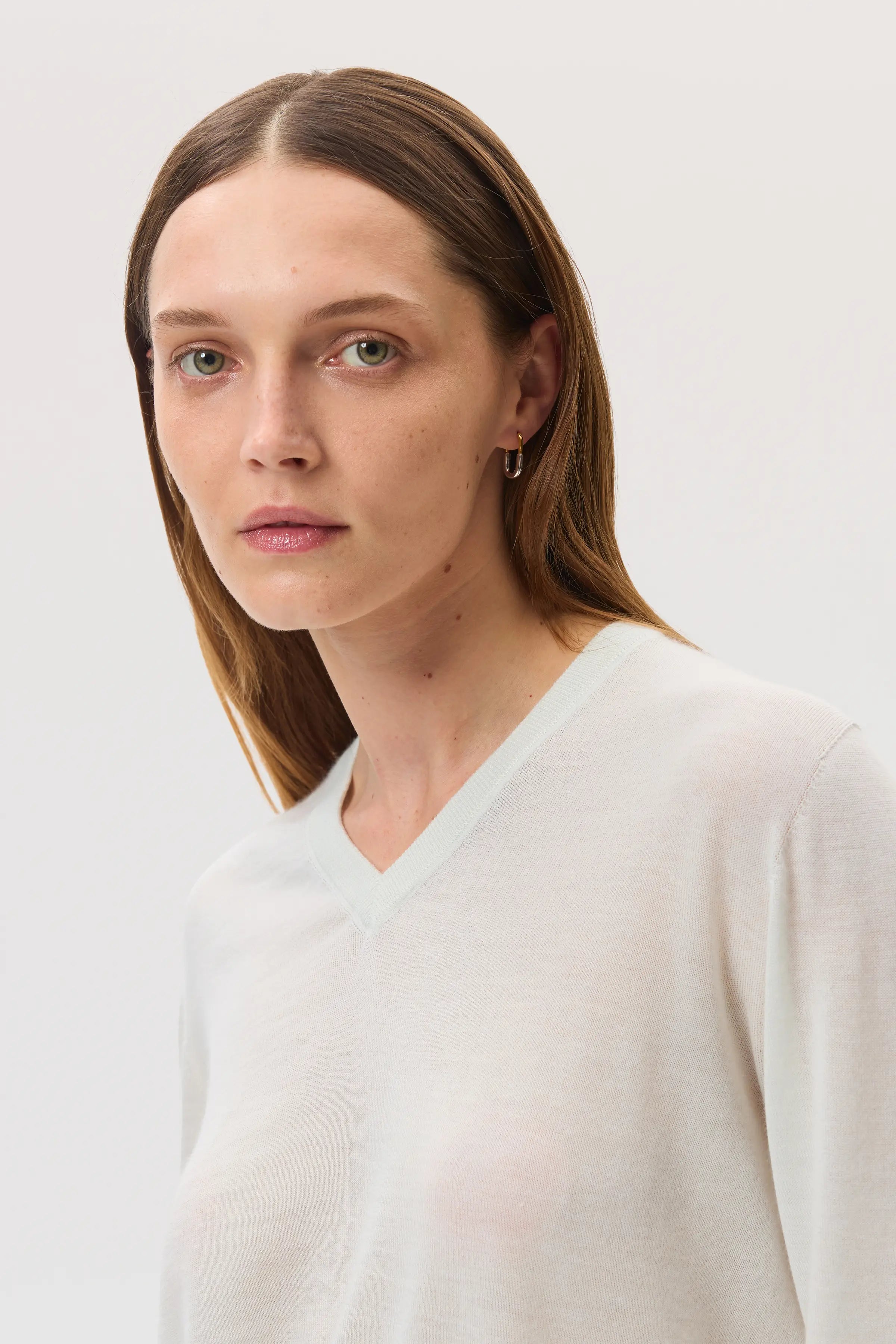Johnstons of Elgin - Superfine Cashmere V Neck White Jumper
