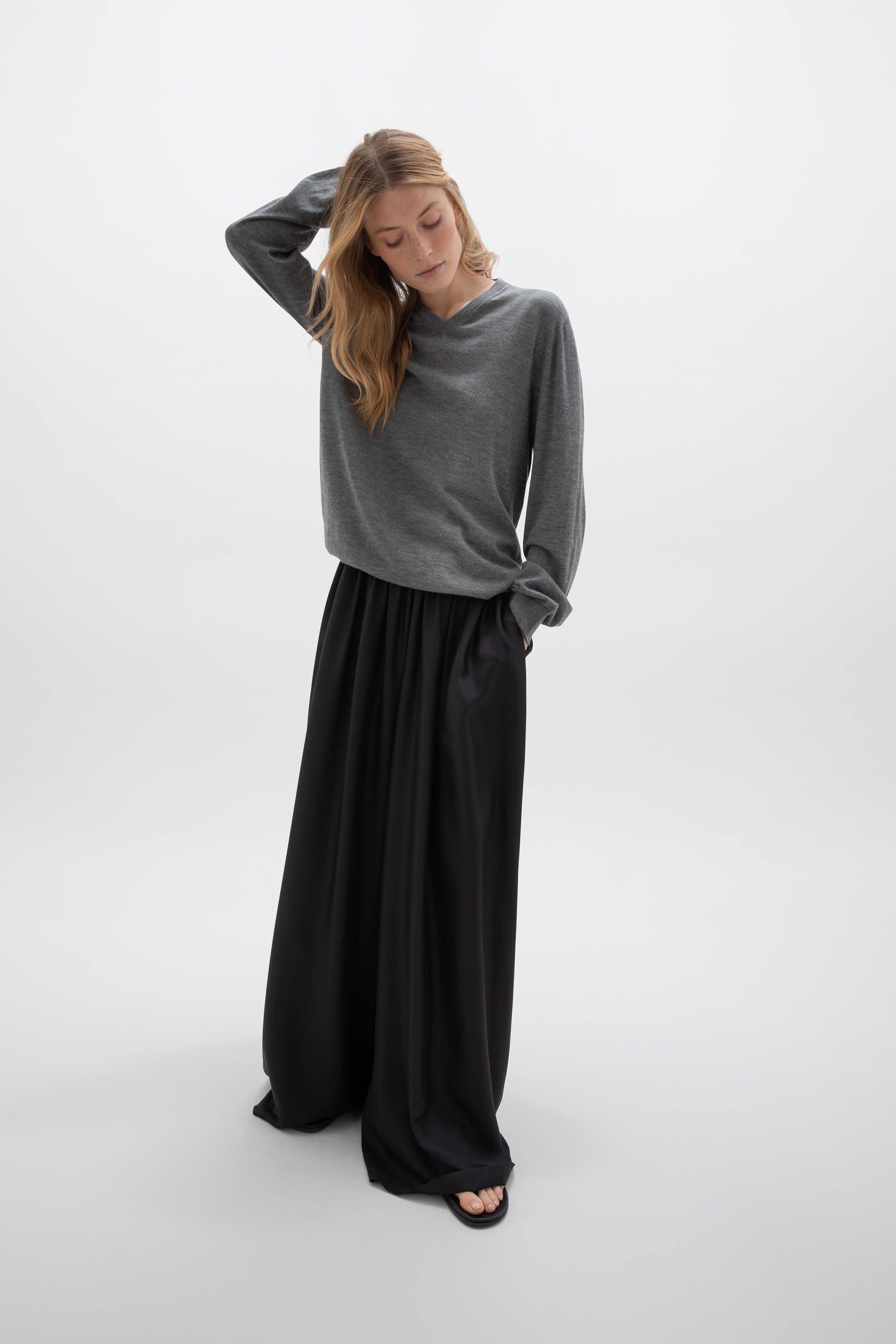 Johnstons of Elgin - Superfine Cashmere Mid Grey V Neck Jumper