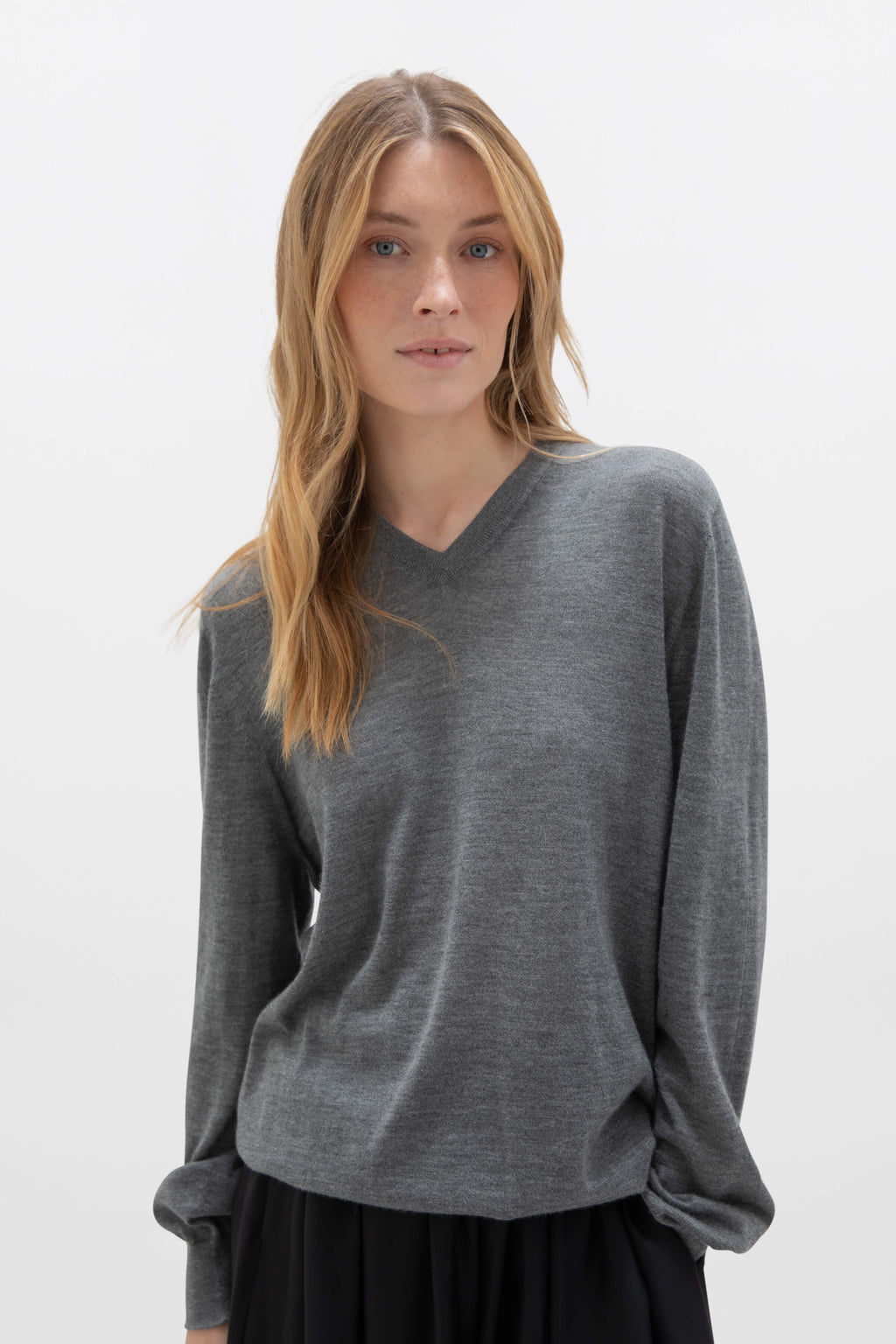Johnstons of Elgin - Superfine Cashmere Mid Grey V Neck Jumper