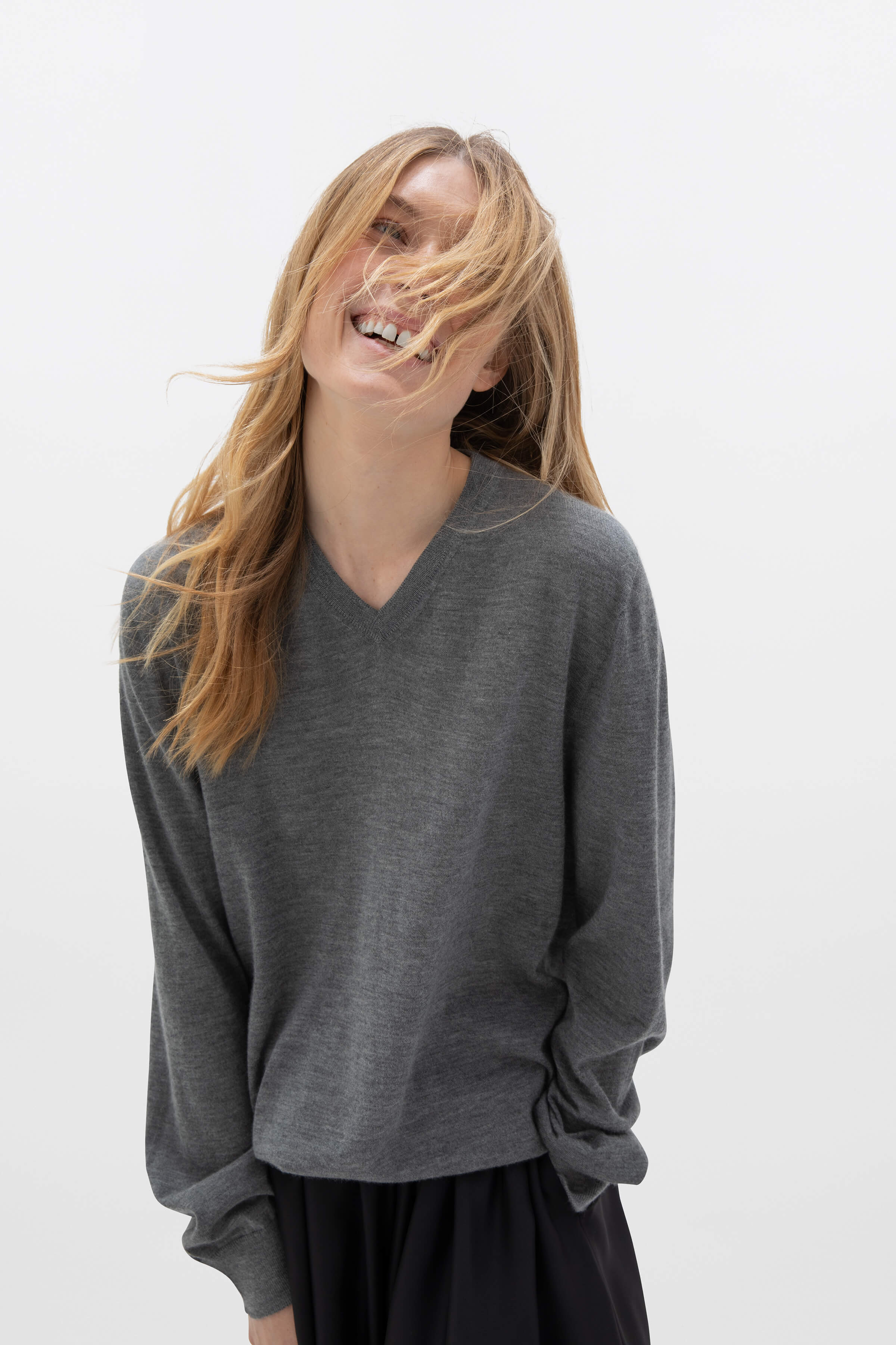 Johnstons of Elgin - Superfine Cashmere Mid Grey V Neck Jumper