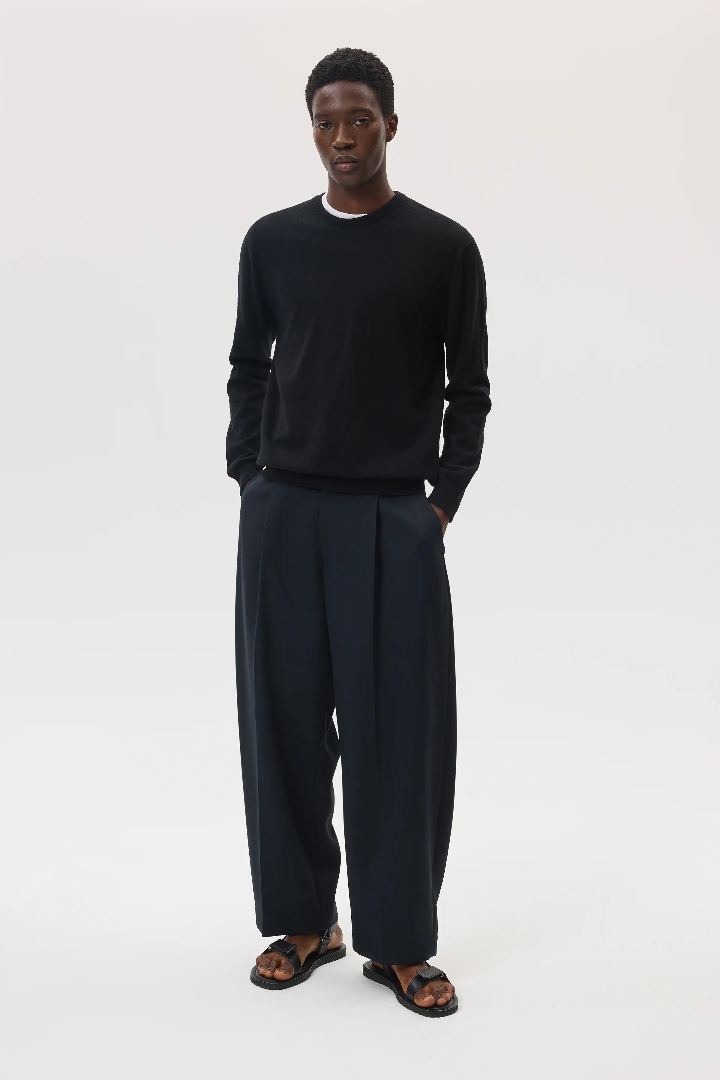 Johnstons of Elgin - Classic Black Cashmere Round Neck Jumper