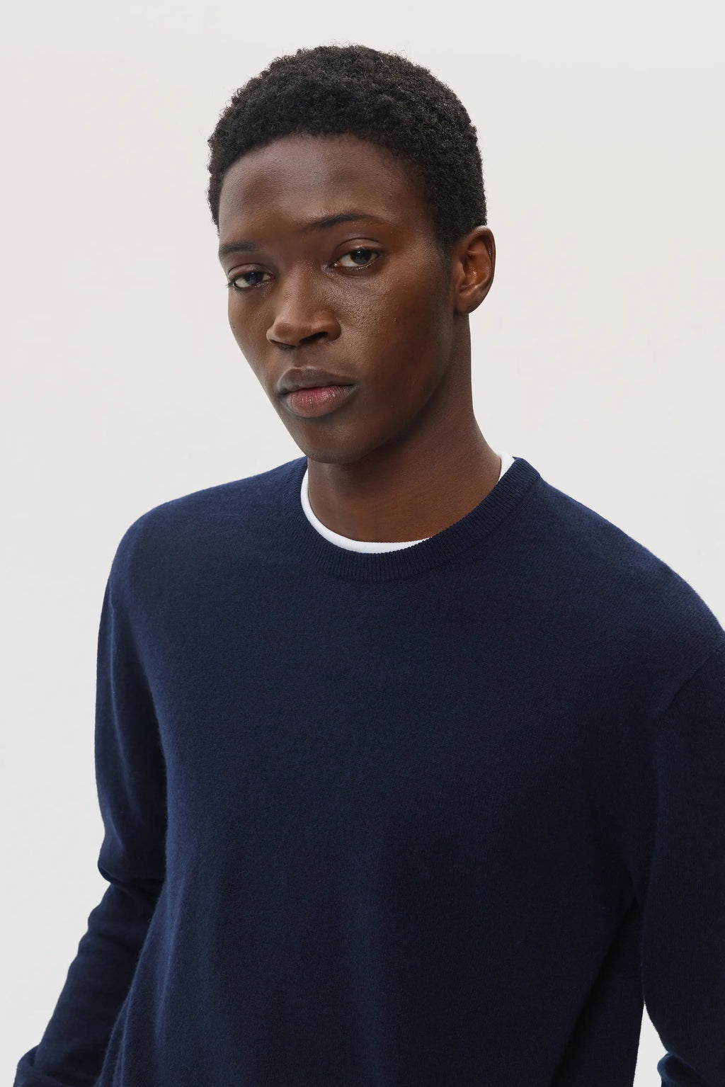 Johnstons of Elgin - Classic Navy Cashmere Round Neck Jumper