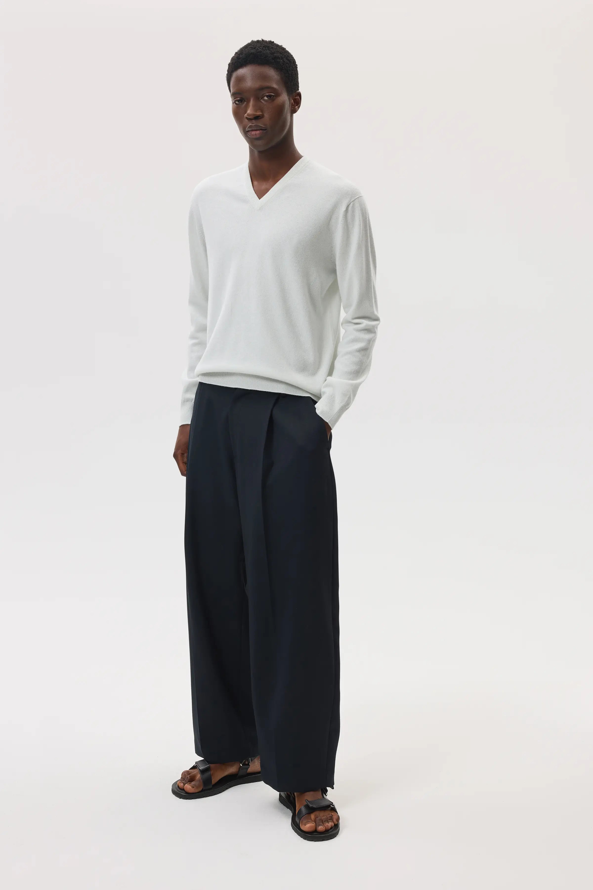Johnstons of Elgin - White Cashmere V Neck Jumper
