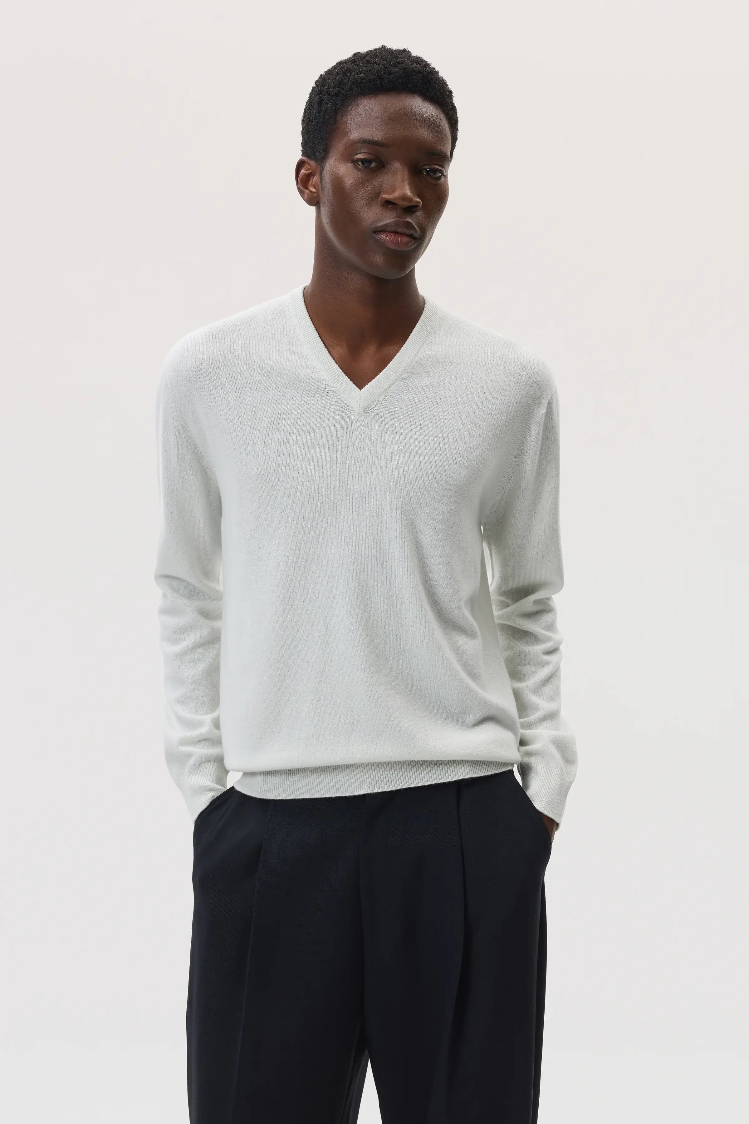 Johnstons of Elgin - White Cashmere V Neck Jumper