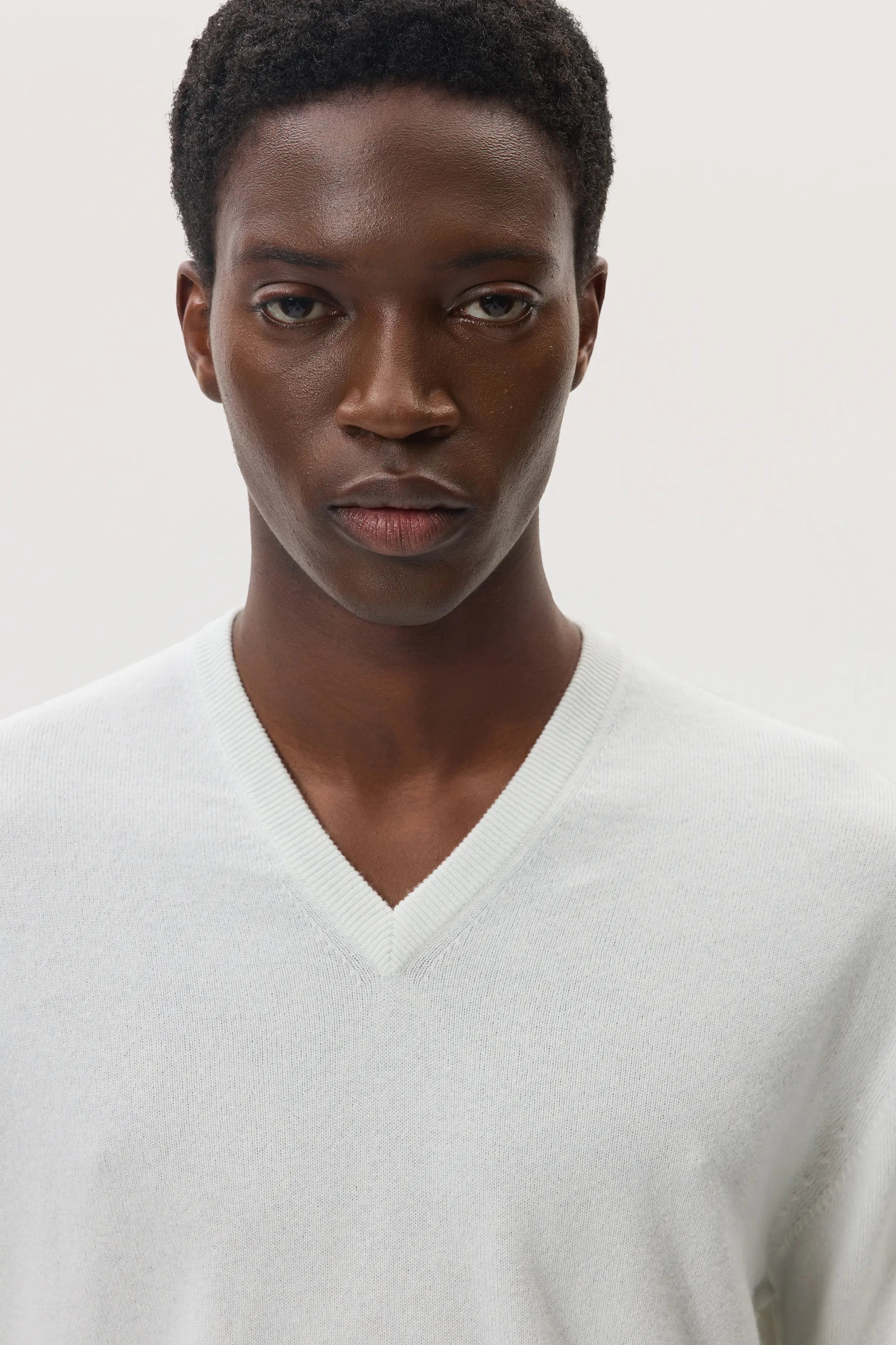 Johnstons of Elgin - White Cashmere V Neck Jumper