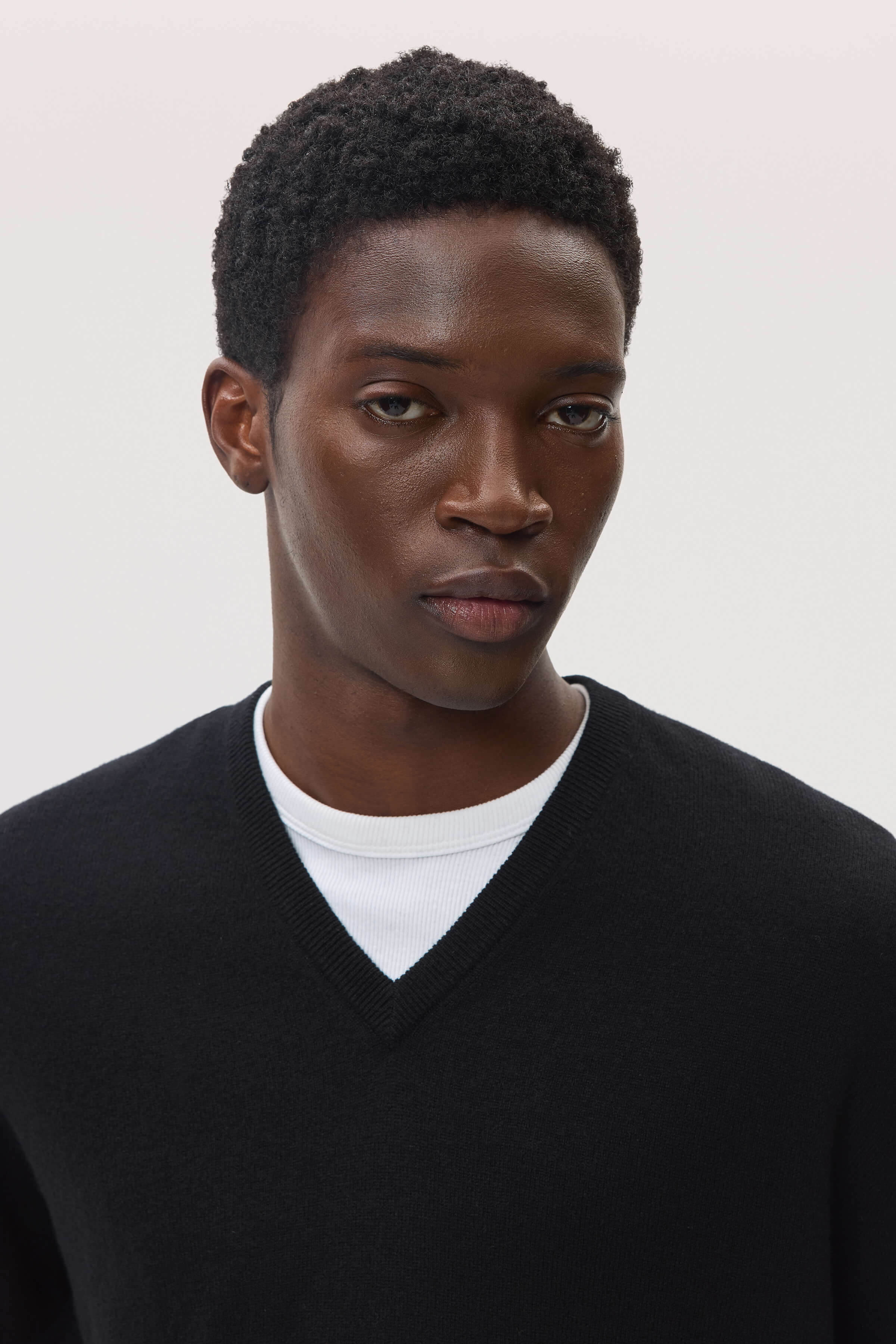 Johnstons of Elgin - Classic Black Cashmere V Neck Jumper