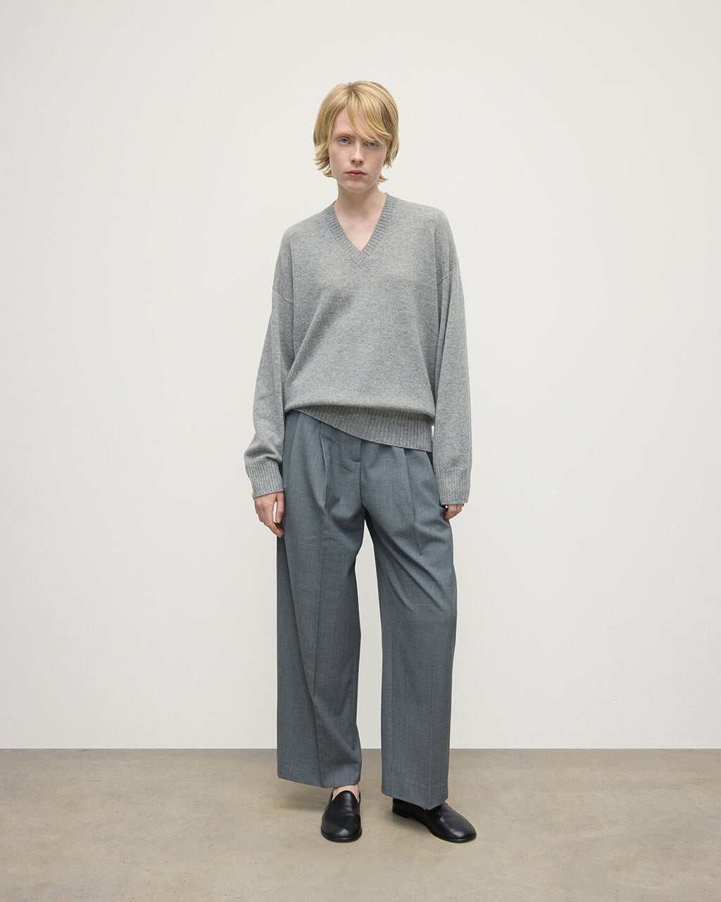 Johnstons of Elgin - Relaxed Fit Gauzy Light Grey Cashmere Jumper