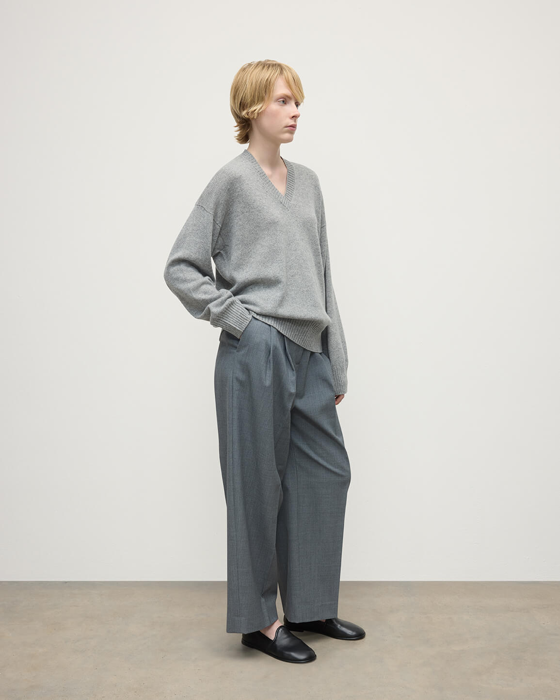Johnstons of Elgin - Relaxed Fit Gauzy Light Grey Cashmere Jumper