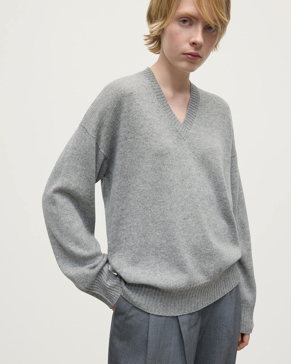 Johnstons of Elgin - Relaxed Fit Gauzy Light Grey Cashmere Jumper