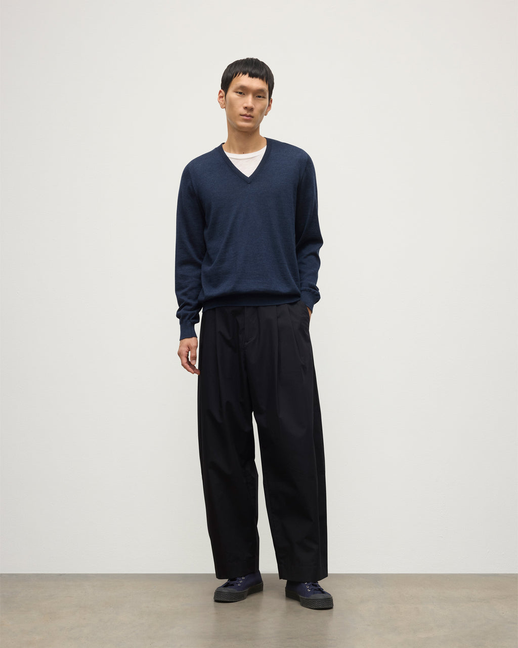 Johnstons of Elgin - Fin Navy V Neck Superfine Cashmere Jumper