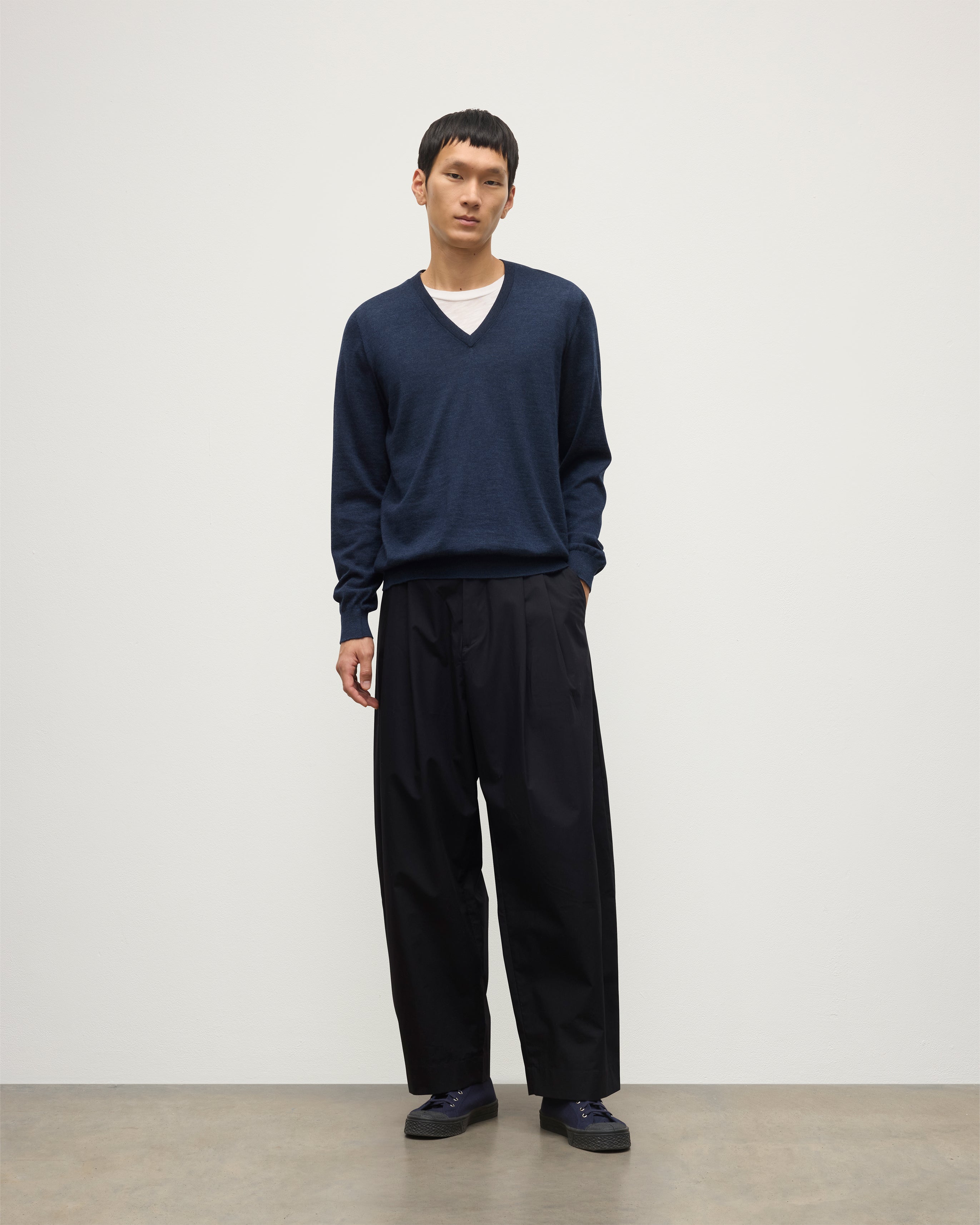Johnstons of Elgin - Fin Navy V Neck Superfine Cashmere Jumper