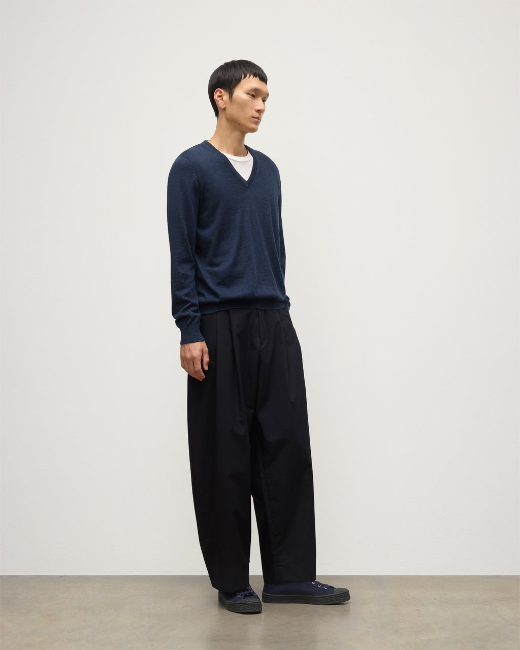 Johnstons of Elgin - Fin Navy V Neck Superfine Cashmere Jumper