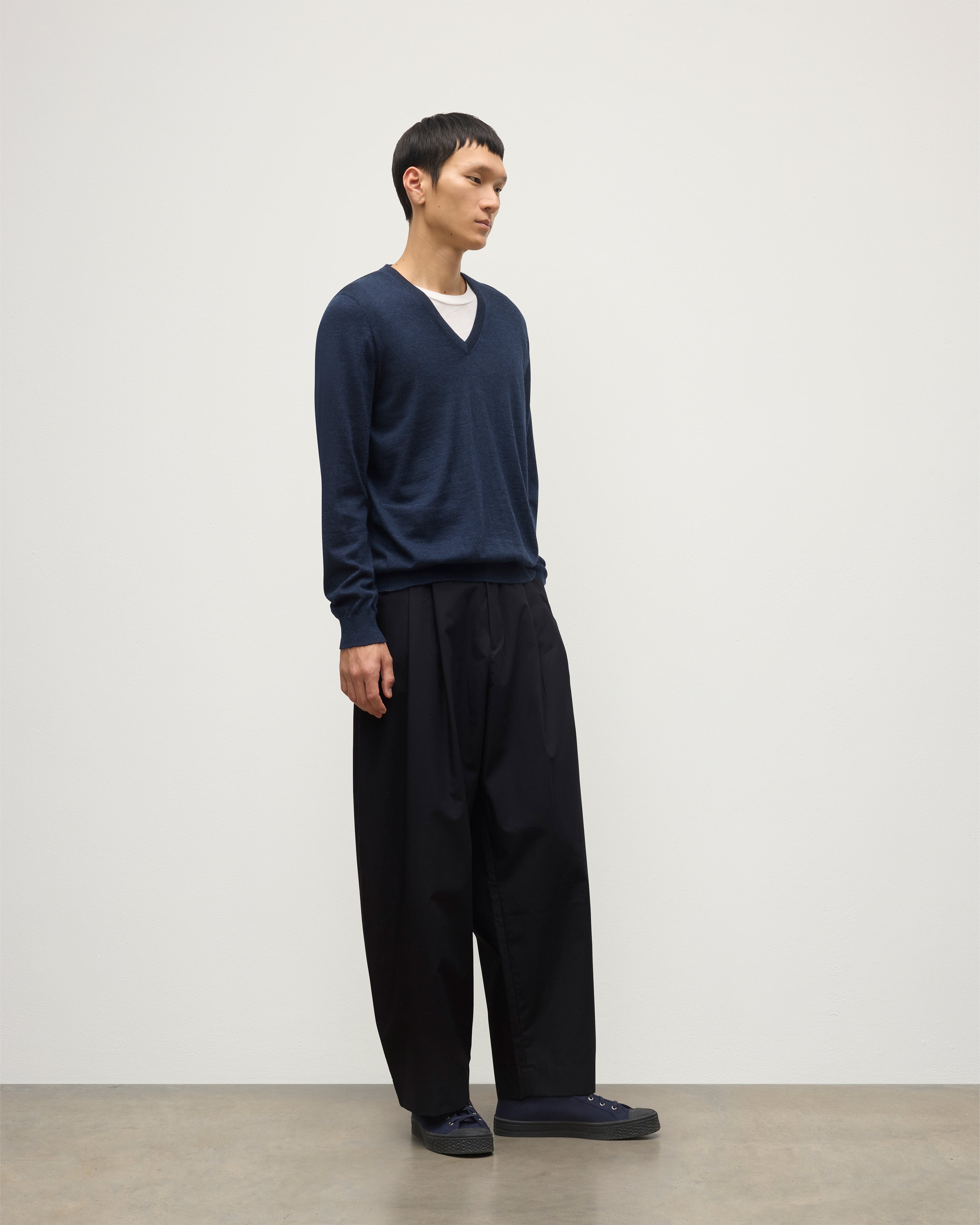 Johnstons of Elgin - Fin Navy V Neck Superfine Cashmere Jumper