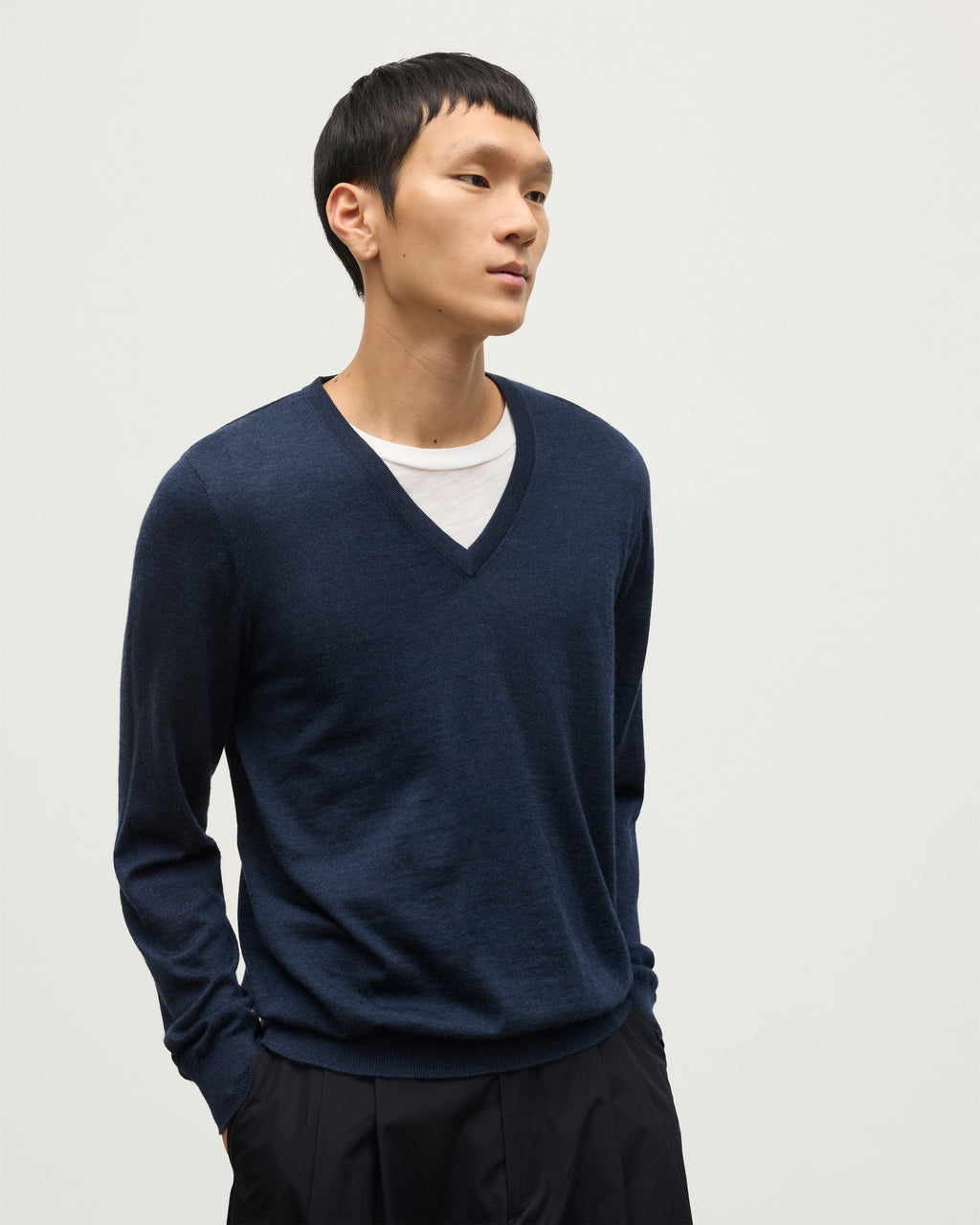 Johnstons of Elgin - Fin Navy V Neck Superfine Cashmere Jumper