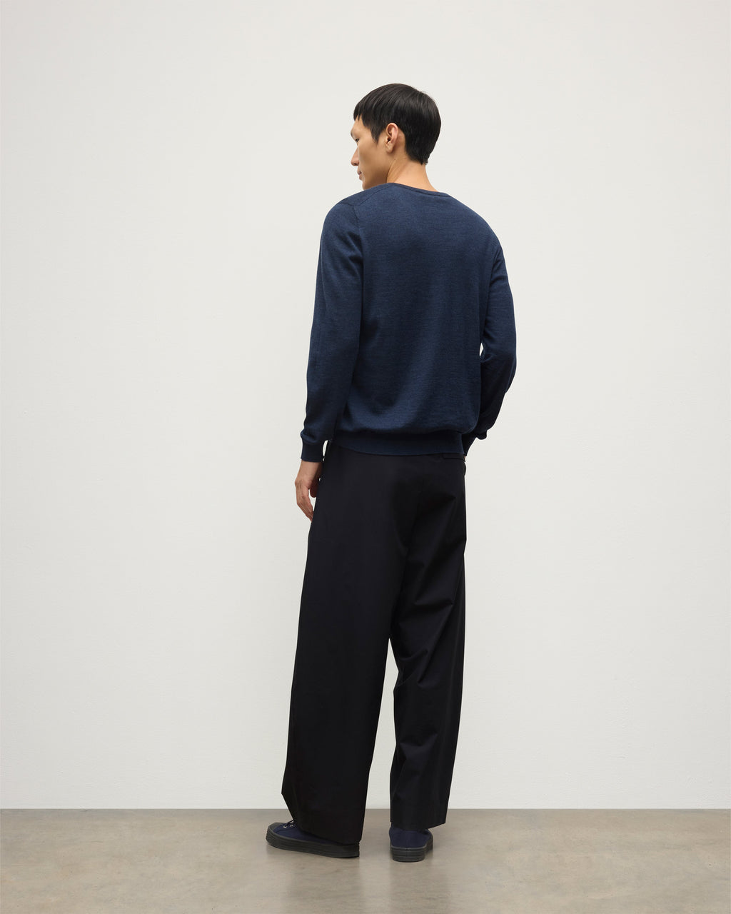 Johnstons of Elgin - Fin Navy V Neck Superfine Cashmere Jumper