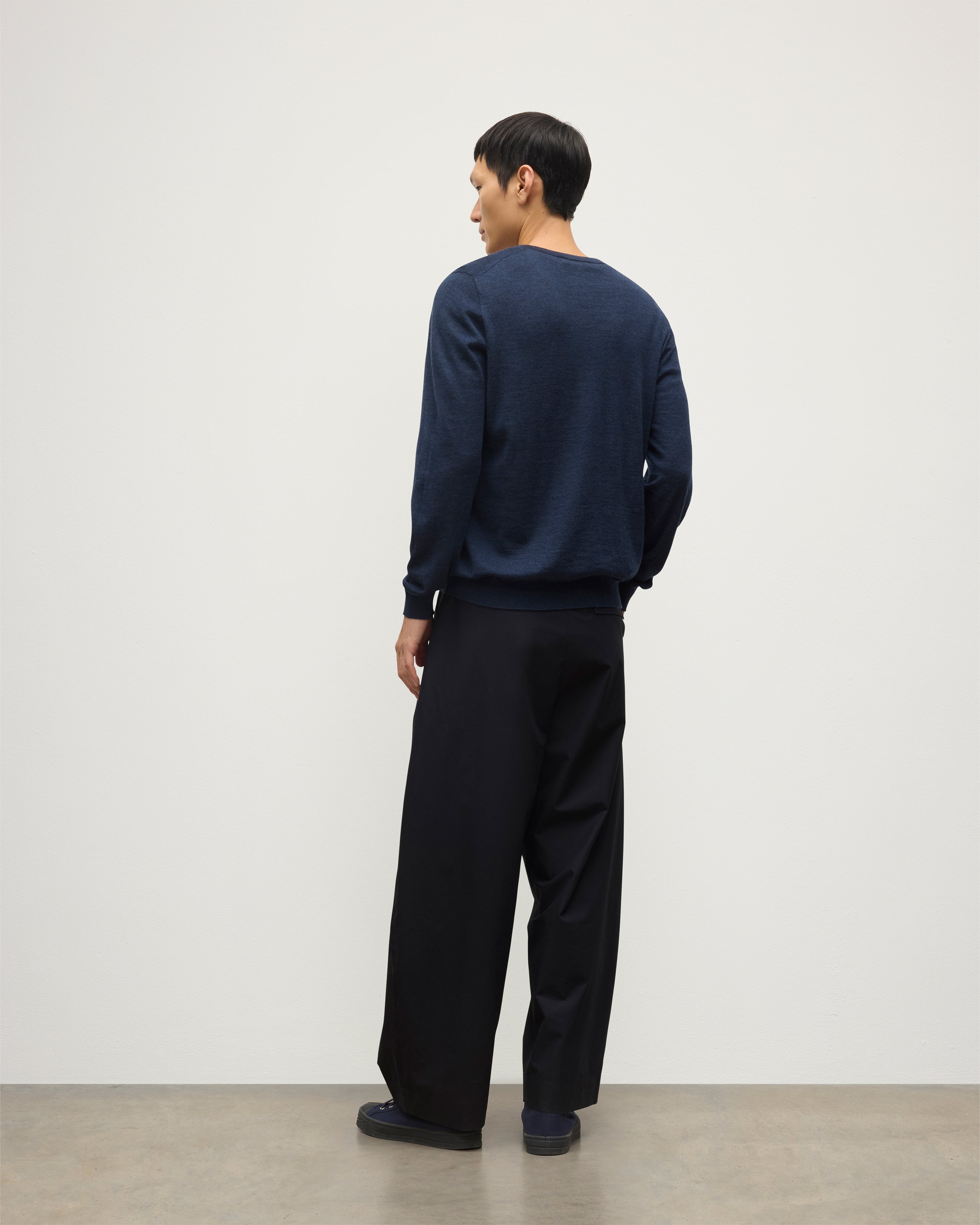 Johnstons of Elgin - Fin Navy V Neck Superfine Cashmere Jumper