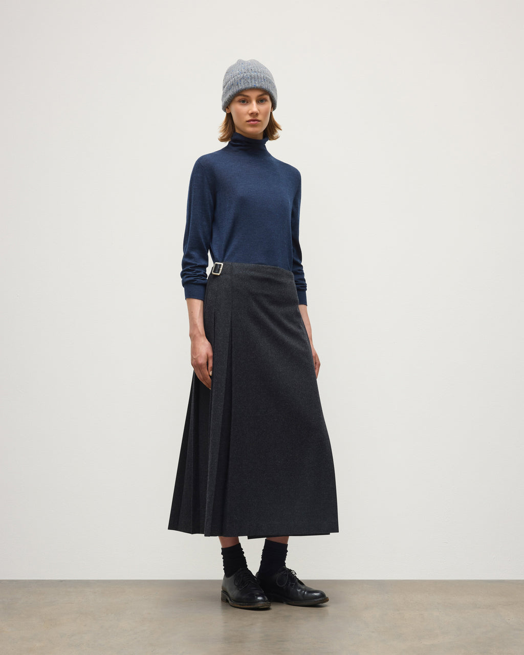 Johnstons of Elgin - Beatrice Funnel Navy Superfine Cashmere Jumper