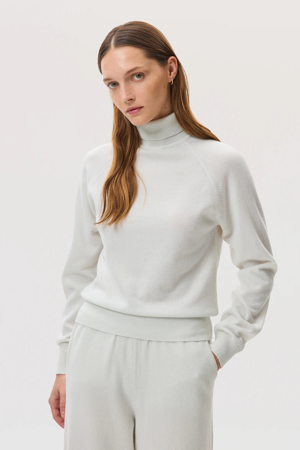 Johnstons of Elgin - Cashmere White Roll Neck Jumper