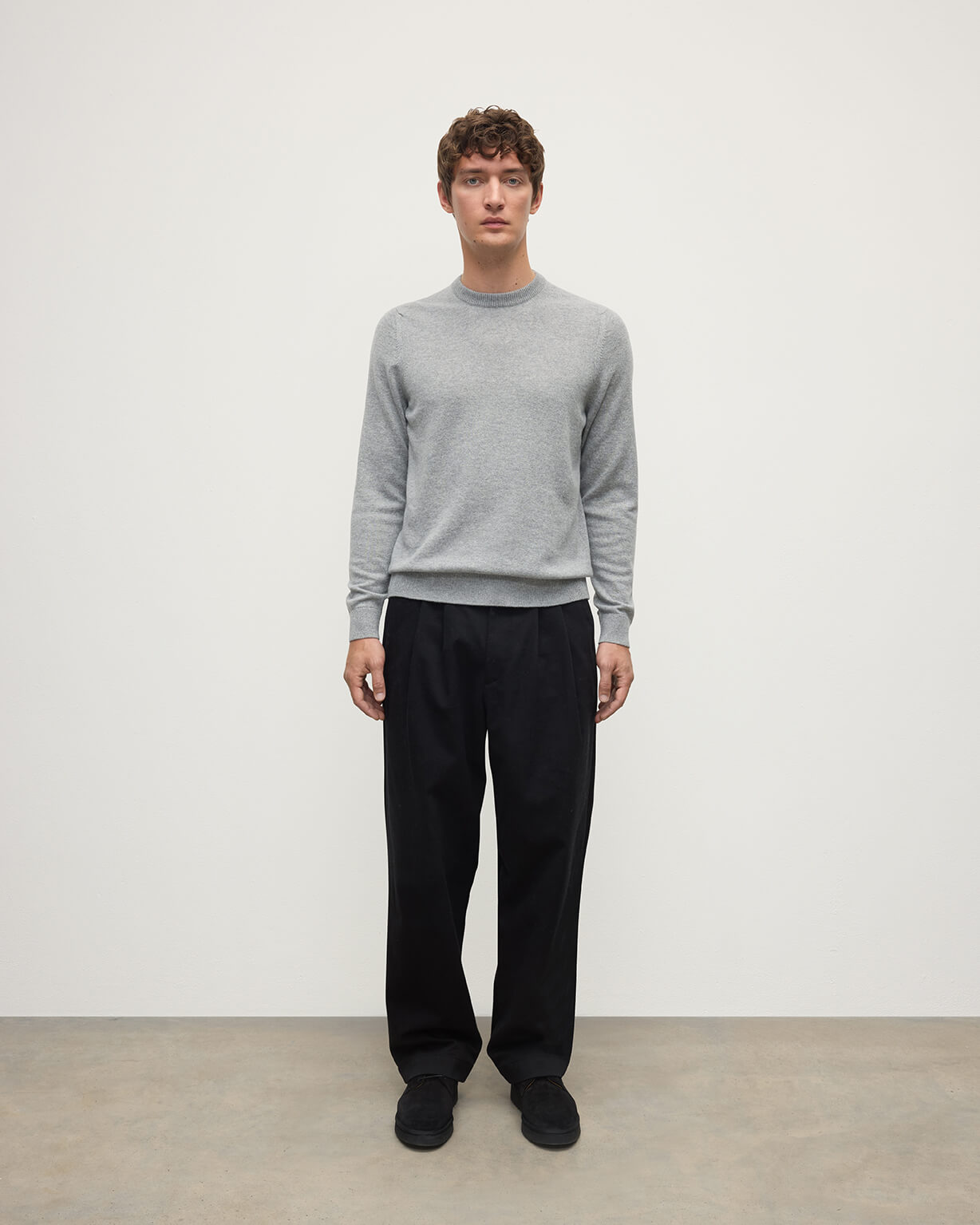 Johnstons of Elgin - Rory Light Grey Classic Cashmere Crew Jumper