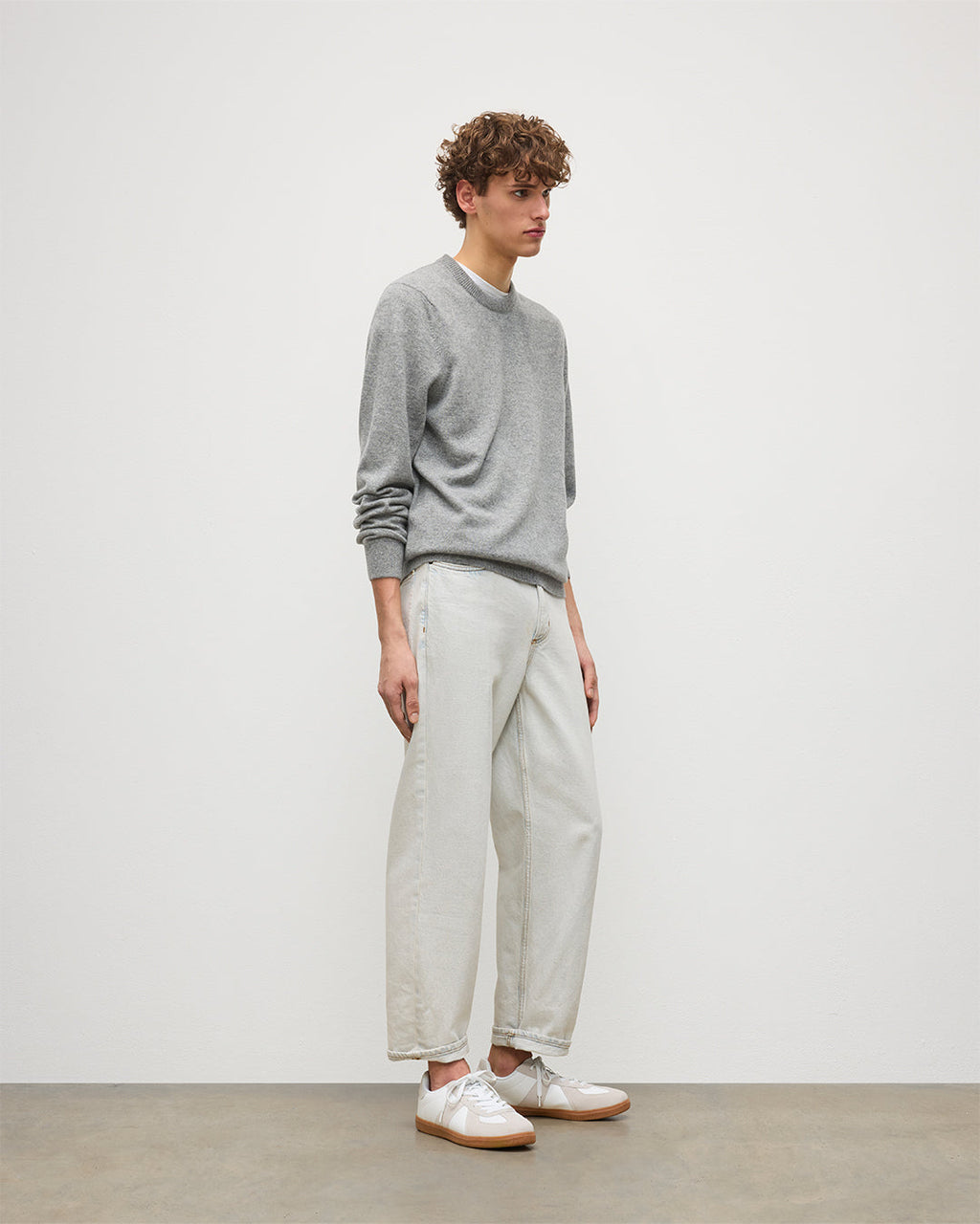 Johnstons of Elgin - Rory Grey Classic Cashmere Crew Jumper