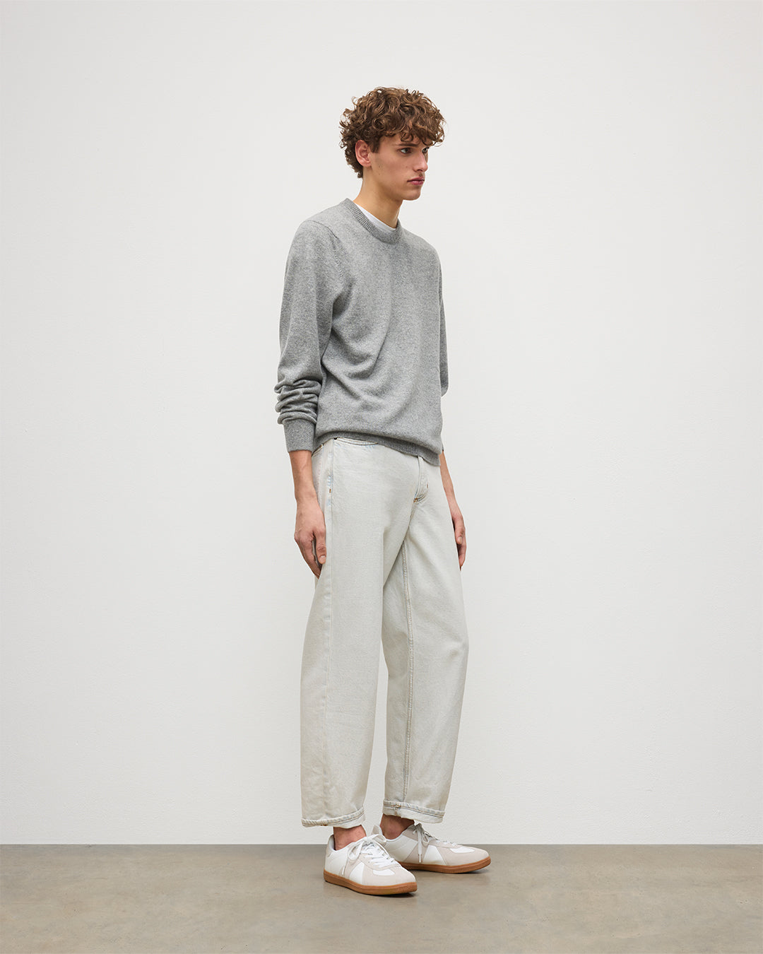 Johnstons of Elgin - Rory Grey Classic Cashmere Crew Jumper