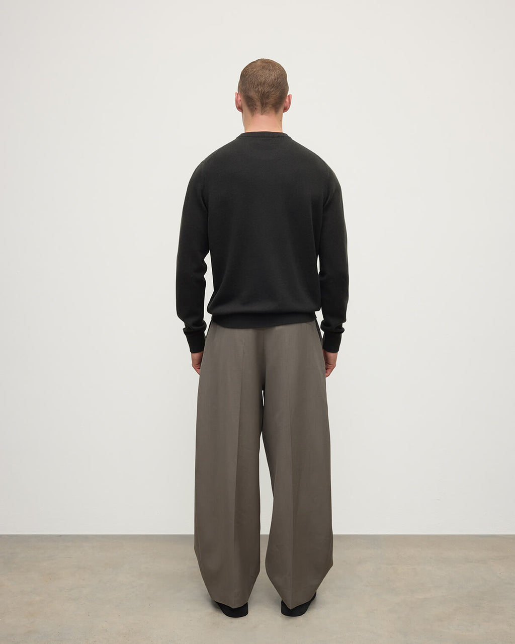 Johnstons of Elgin - Classic Cashmere Dark Grey Round Neck Jumper