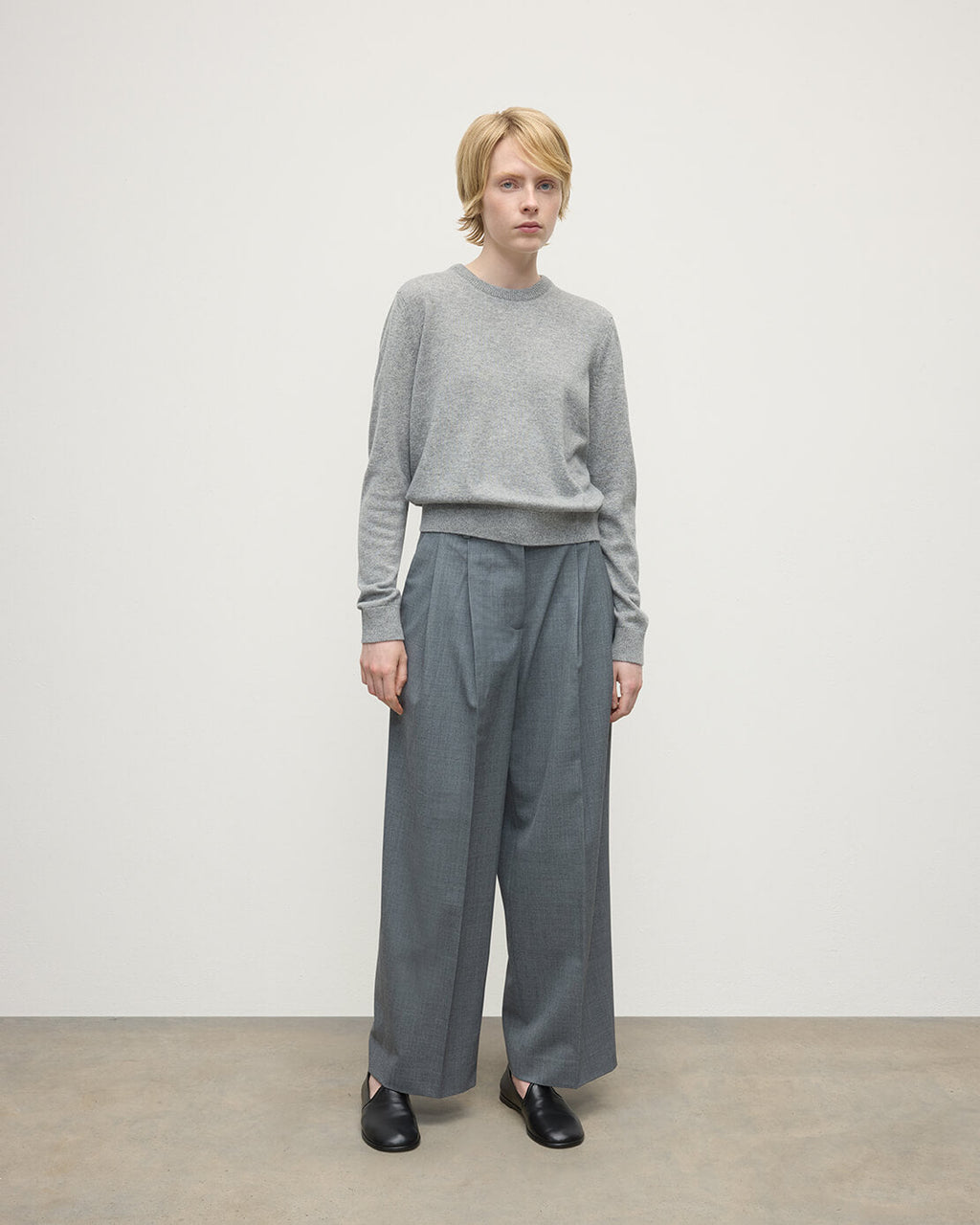 Johnstons of Elgin - Classic Cashmere Light Grey Round Neck Jumper