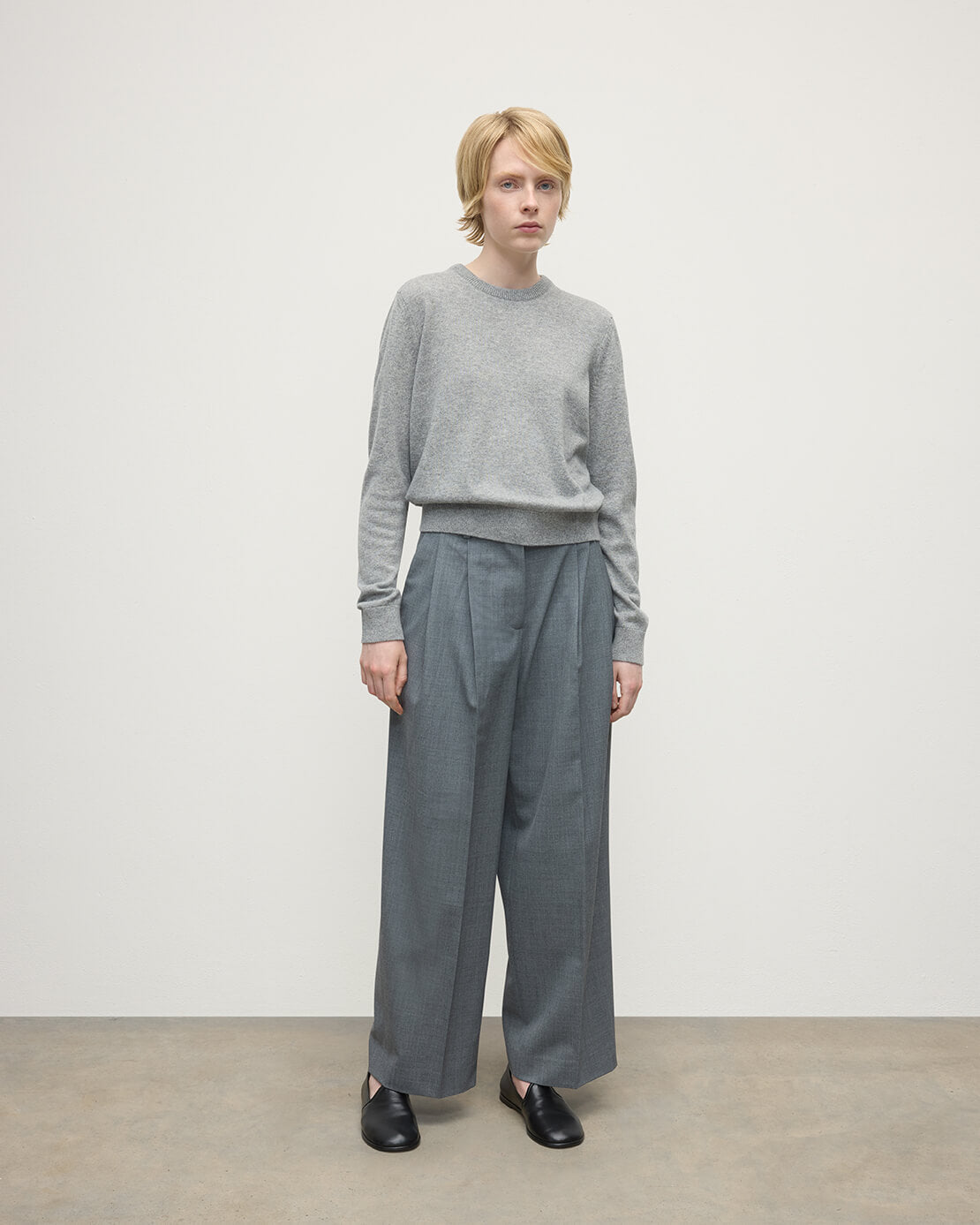 Johnstons of Elgin - Classic Cashmere Light Grey Round Neck Jumper