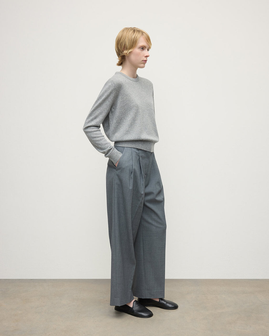 Johnstons of Elgin - Classic Cashmere Light Grey Round Neck Jumper