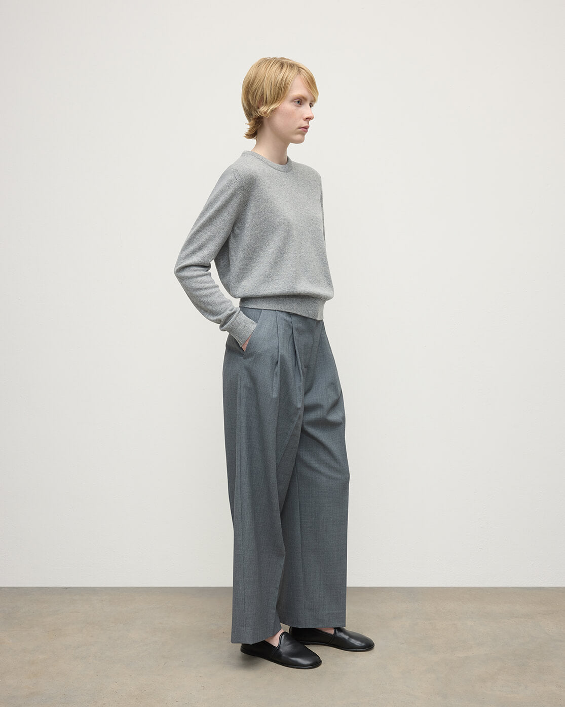 Johnstons of Elgin - Classic Cashmere Light Grey Round Neck Jumper
