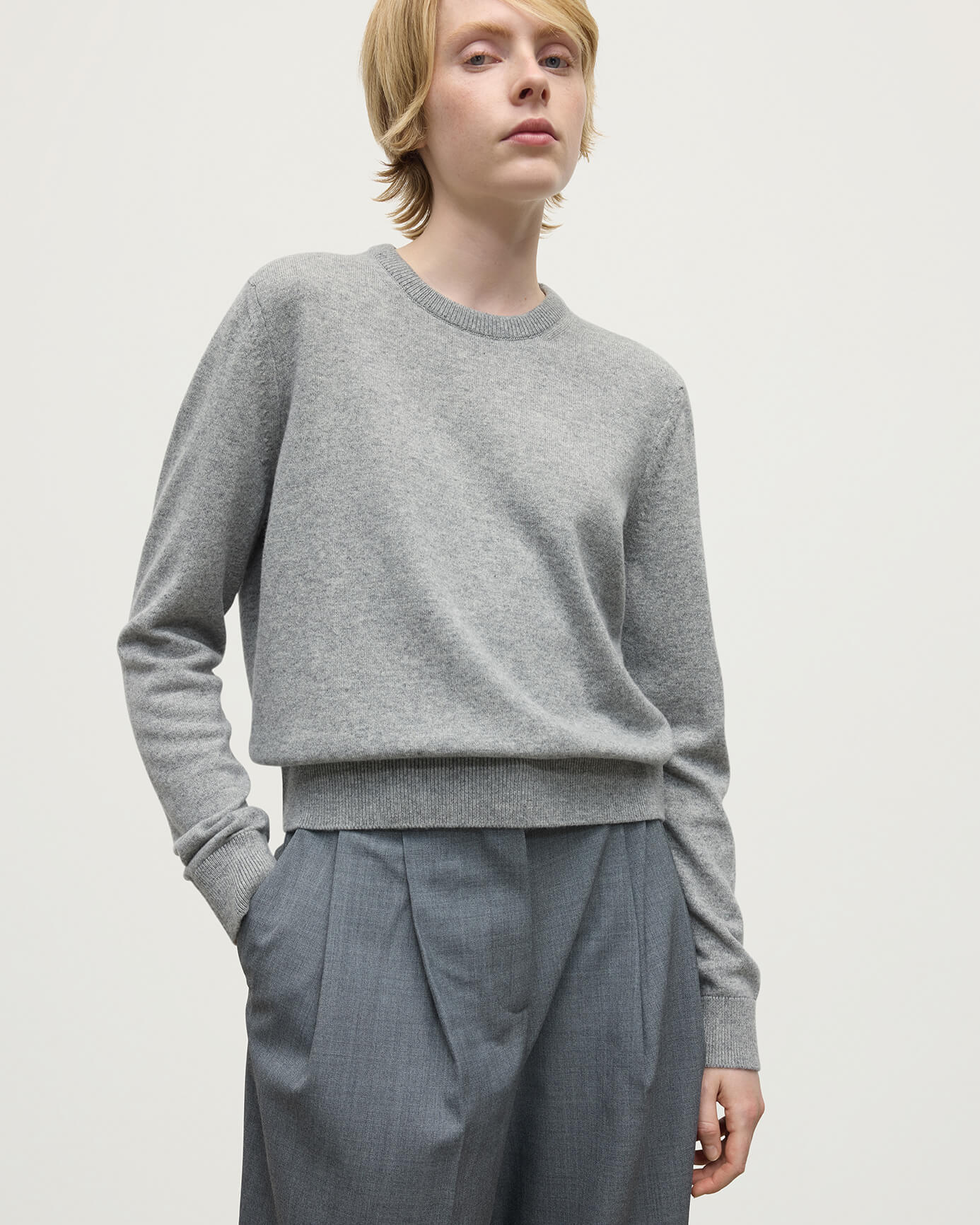 Johnstons of Elgin - Classic Cashmere Light Grey Round Neck Jumper