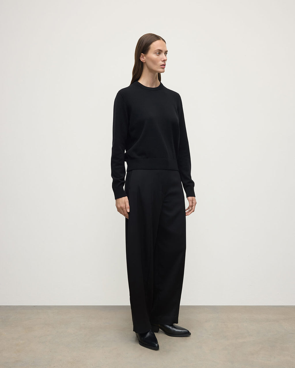Johnstons of Elgin - Classic Cashmere Black Round Neck Jumper
