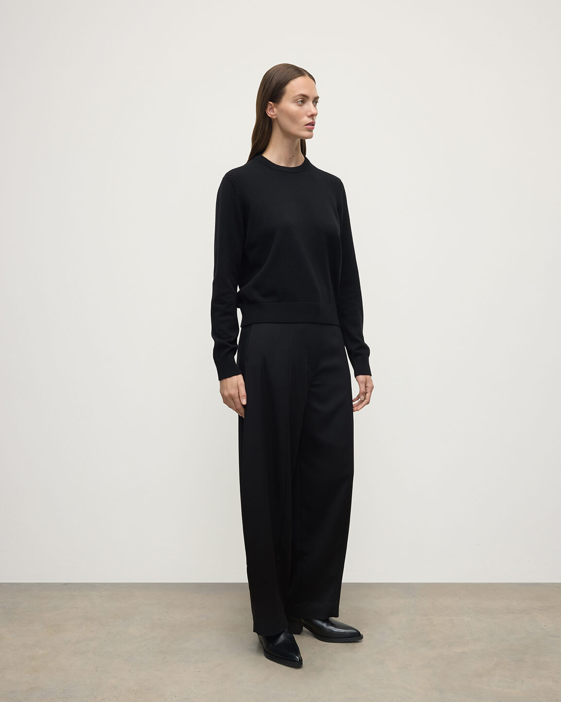 Johnstons of Elgin - Classic Cashmere Black Round Neck Jumper