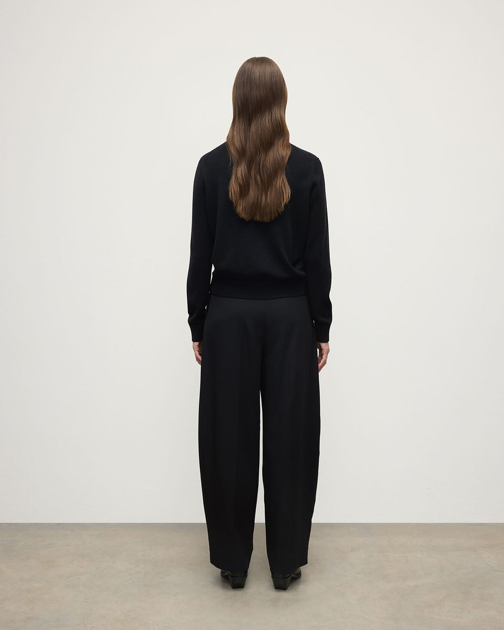 Johnstons of Elgin - Classic Cashmere Black Round Neck Jumper